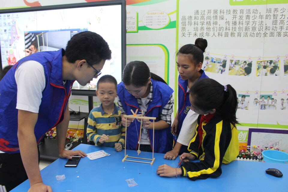 青年之声・赠人玫瑰施温暖，指间常有余香在