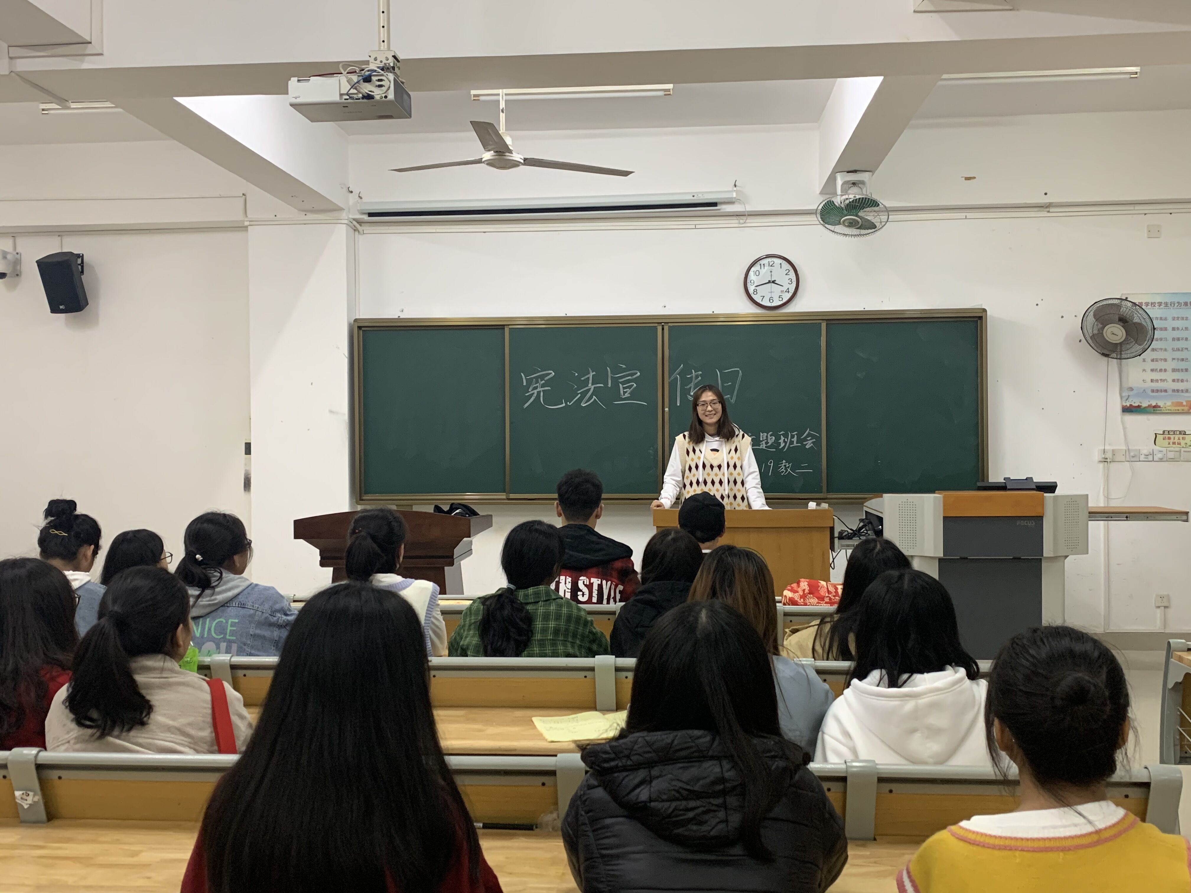 青年之声：教育学院宪法宣传活动                    