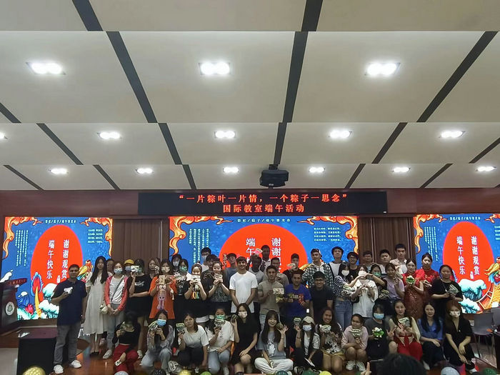 中外学生端午节活动合影留念.jpg