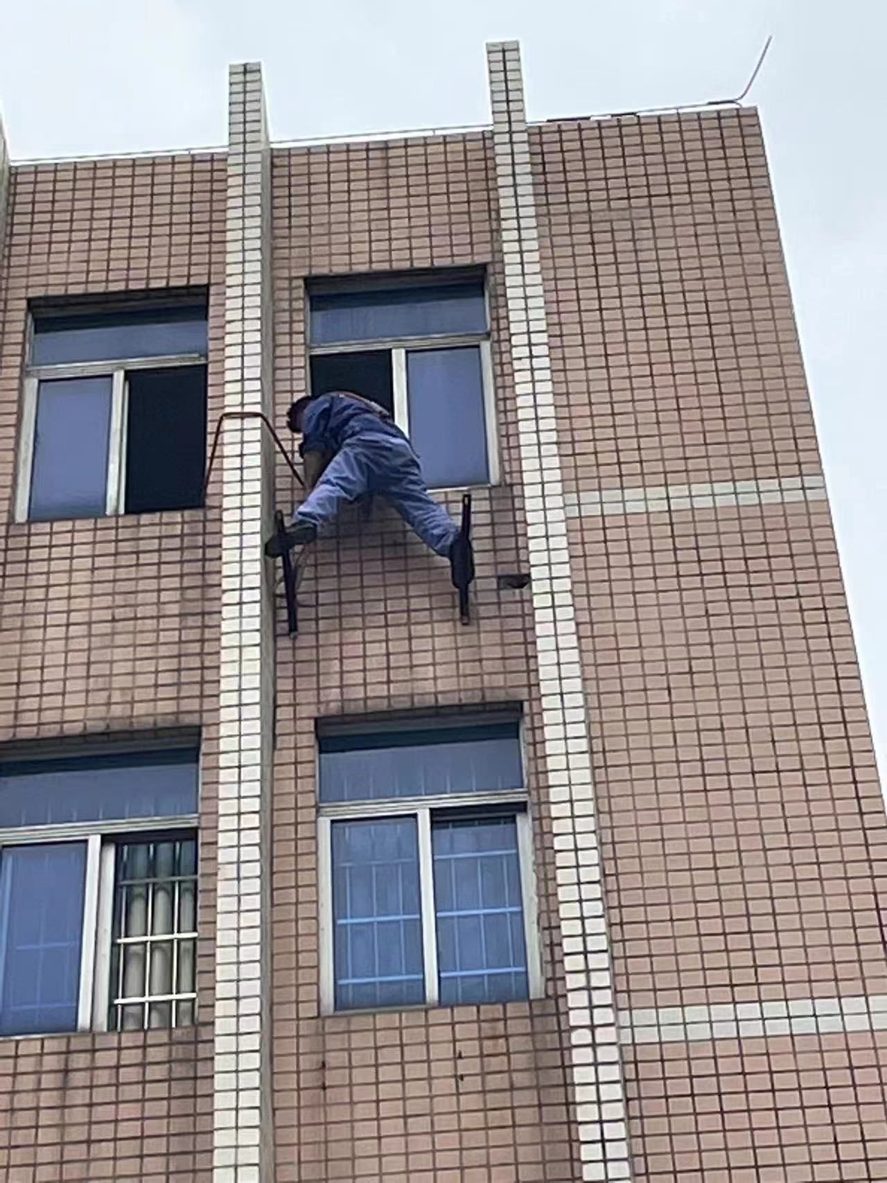 消除安全隐患，建设平安美丽校园