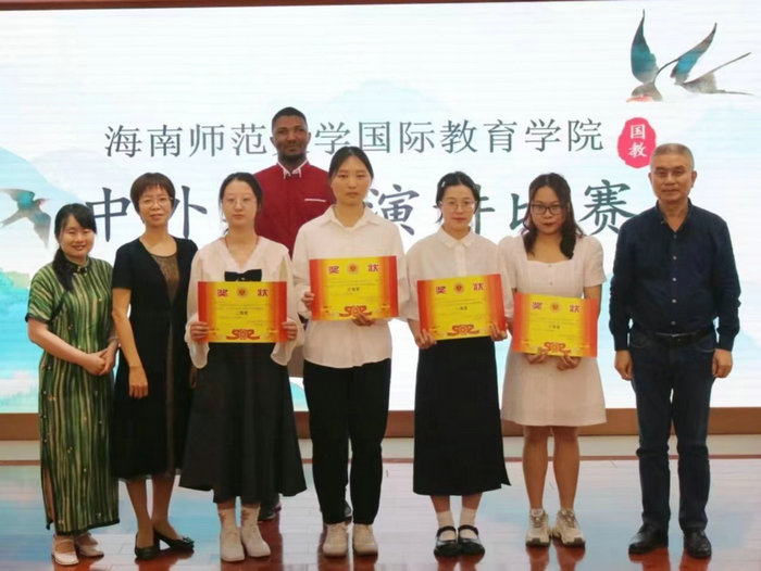 1679899145117440.jpg 评委嘉宾与选手们合影留念.jpg