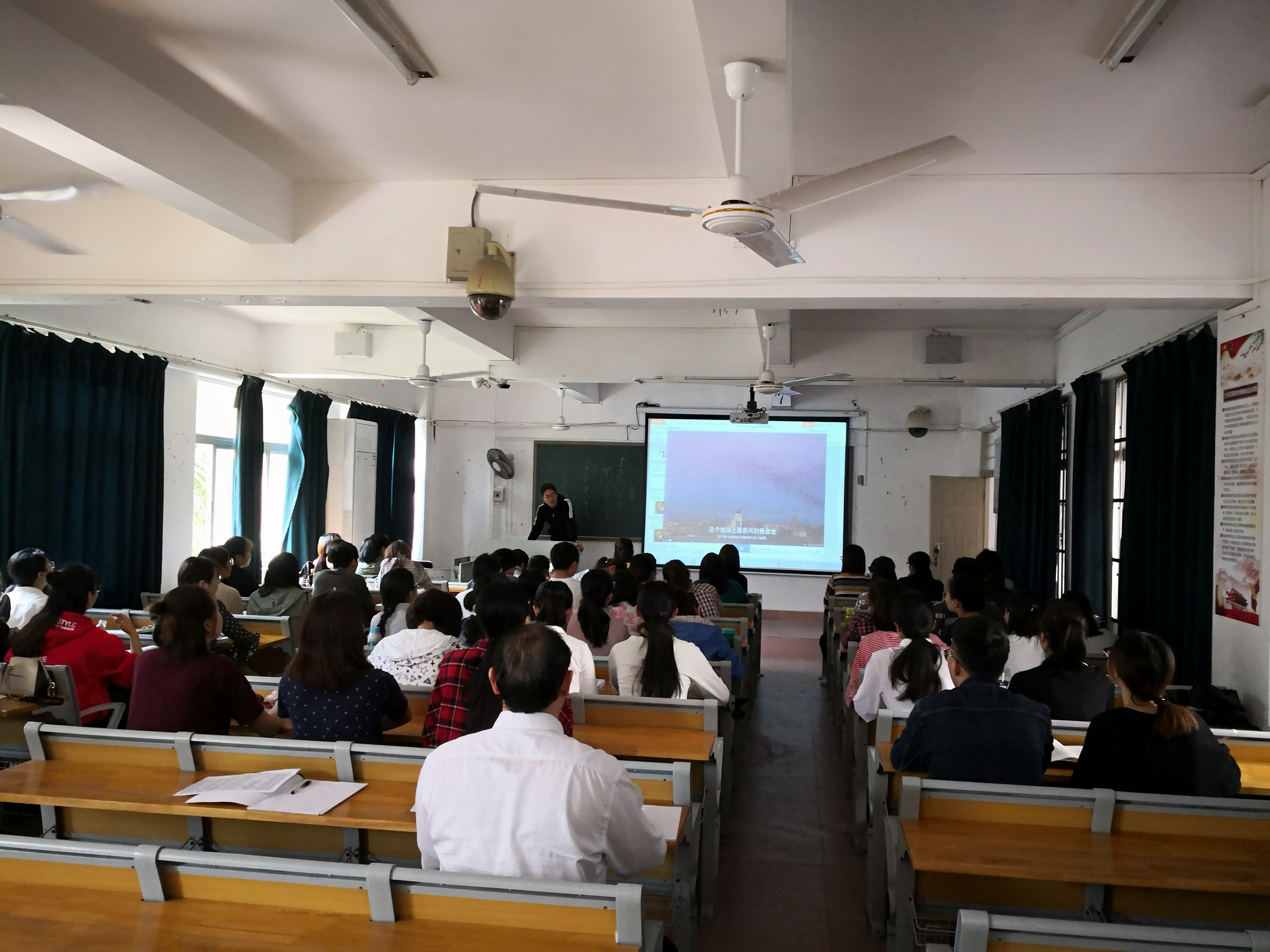 李森副校长深入课堂听课