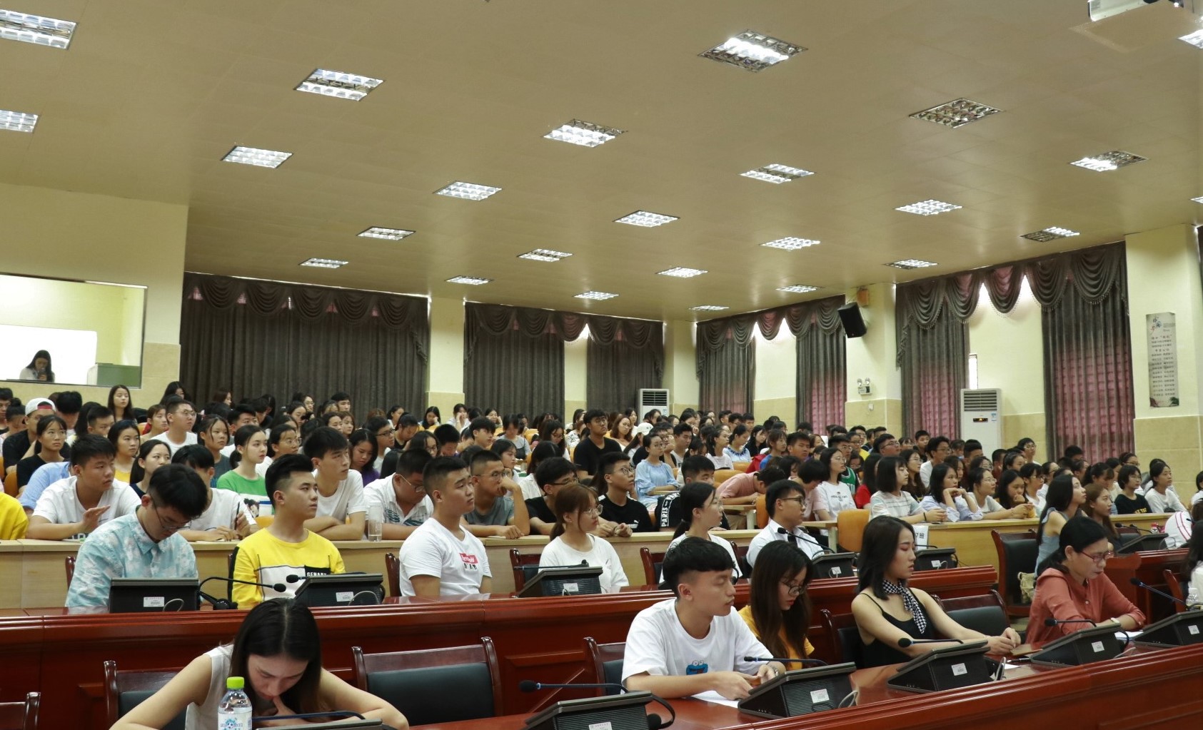 青年之声・辛勤园丁 育树成荫