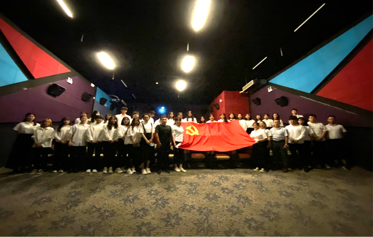 文学院开展“守山河无恙，普盛世华章”《长津湖》观影主题党日活动