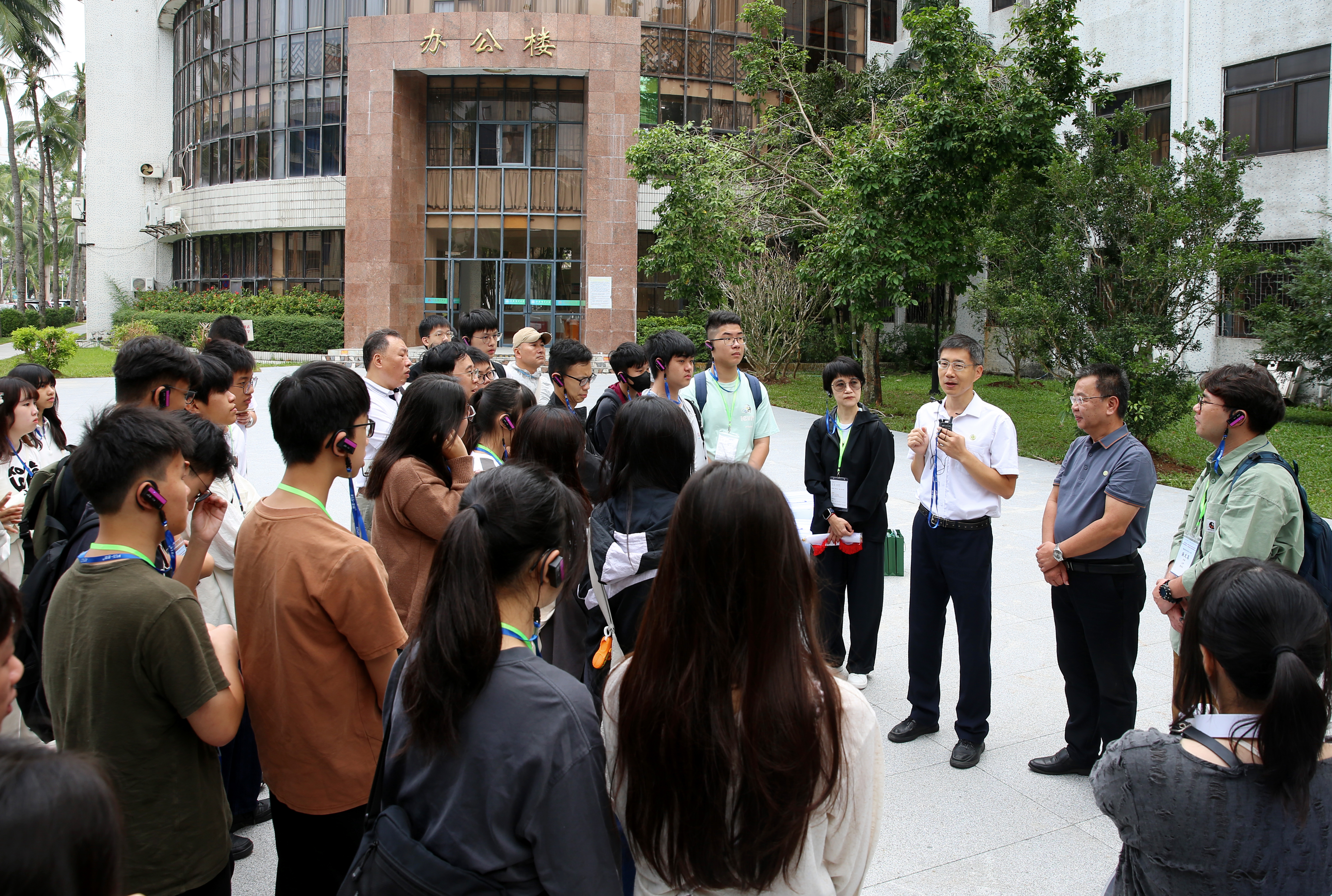“同行万里――香港中学生内地交流团”来我校参观交流