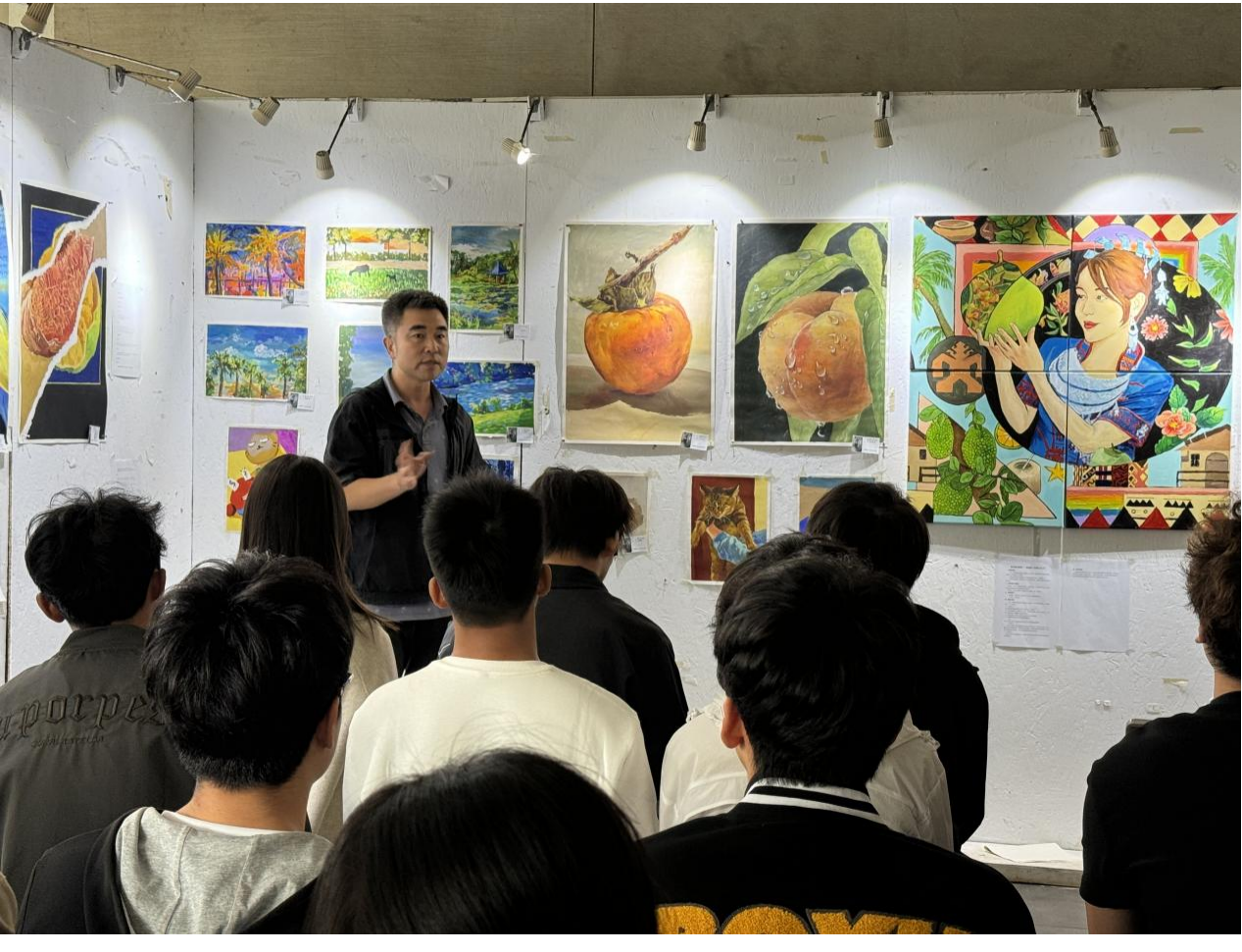 美术学院开展2024级美术学专业“色彩基础”课业展暨课程研讨会