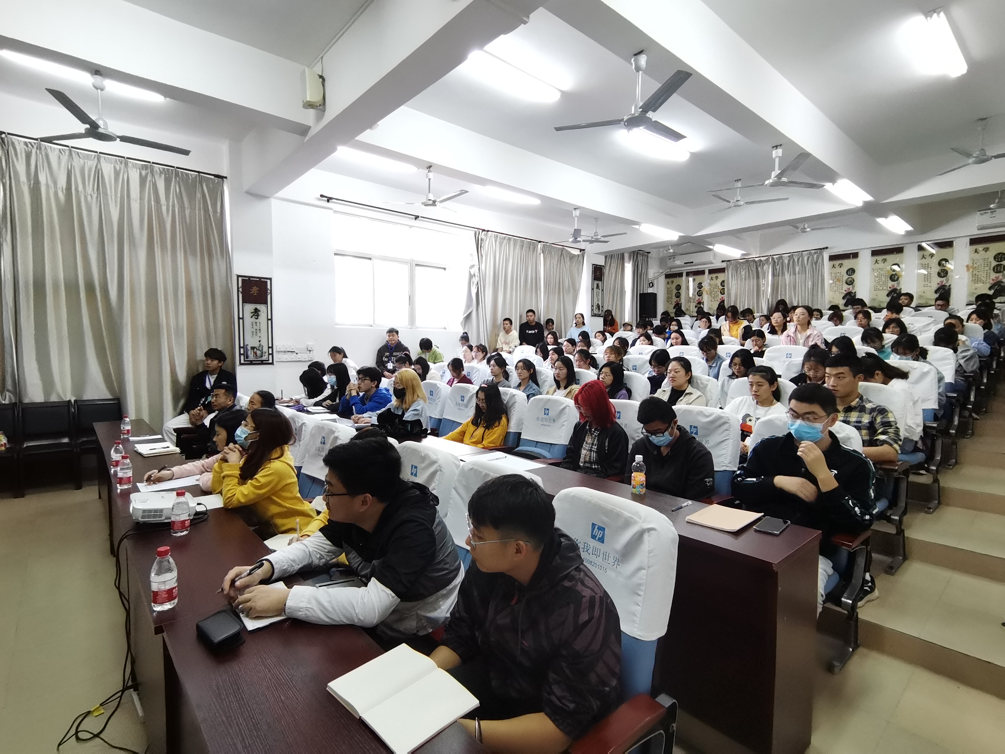 中国农业科学院生物技术研究所徐玉泉研究员为我校师生做学术报告