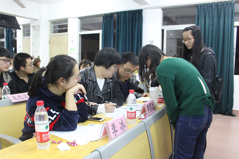    青年之声・游园设计，创造新意   ――记物理与电子工程学院游园门设计大赛