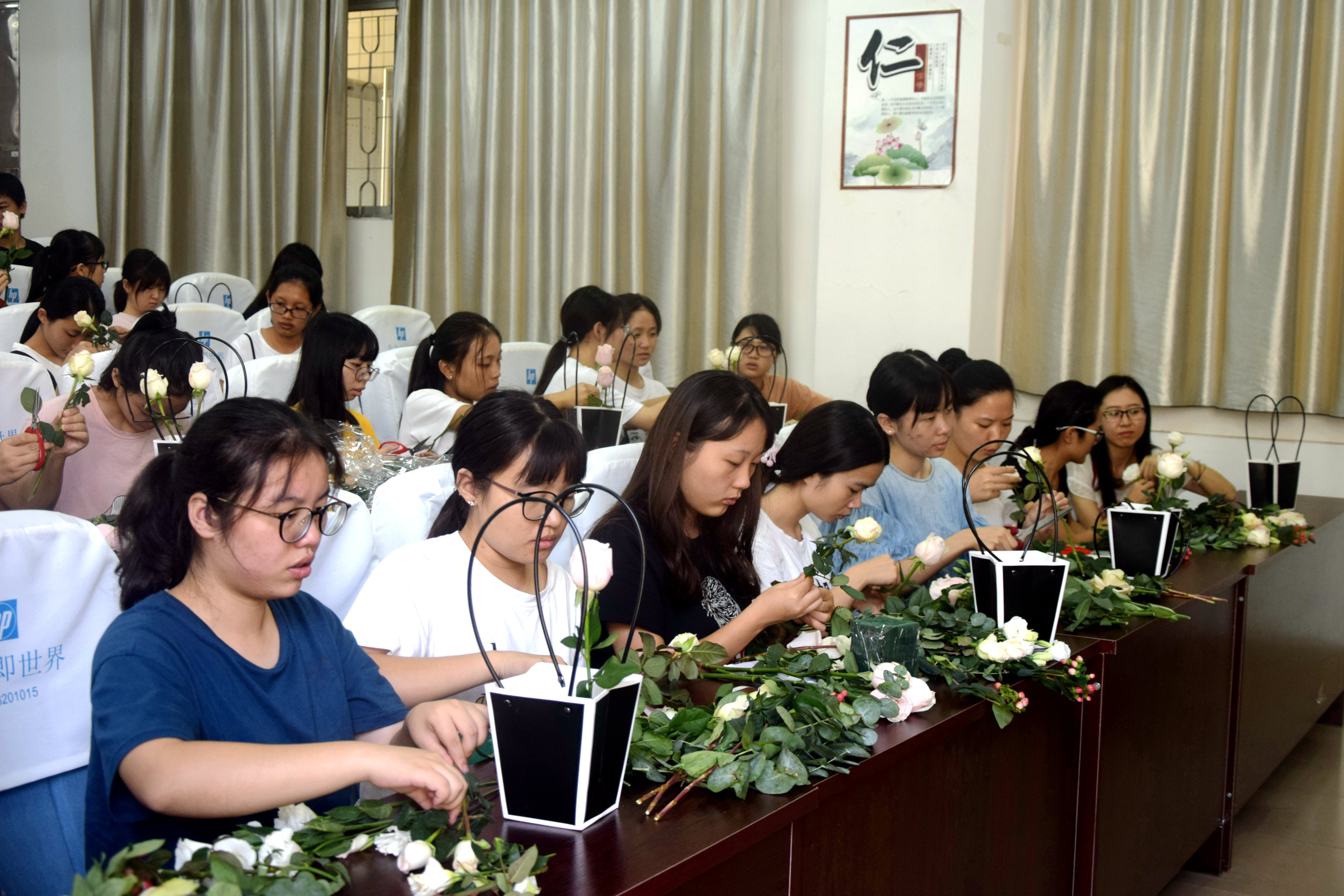 青年之声・从花店到花艺，从创业到创新――记10月24日花艺设计创新创业报告