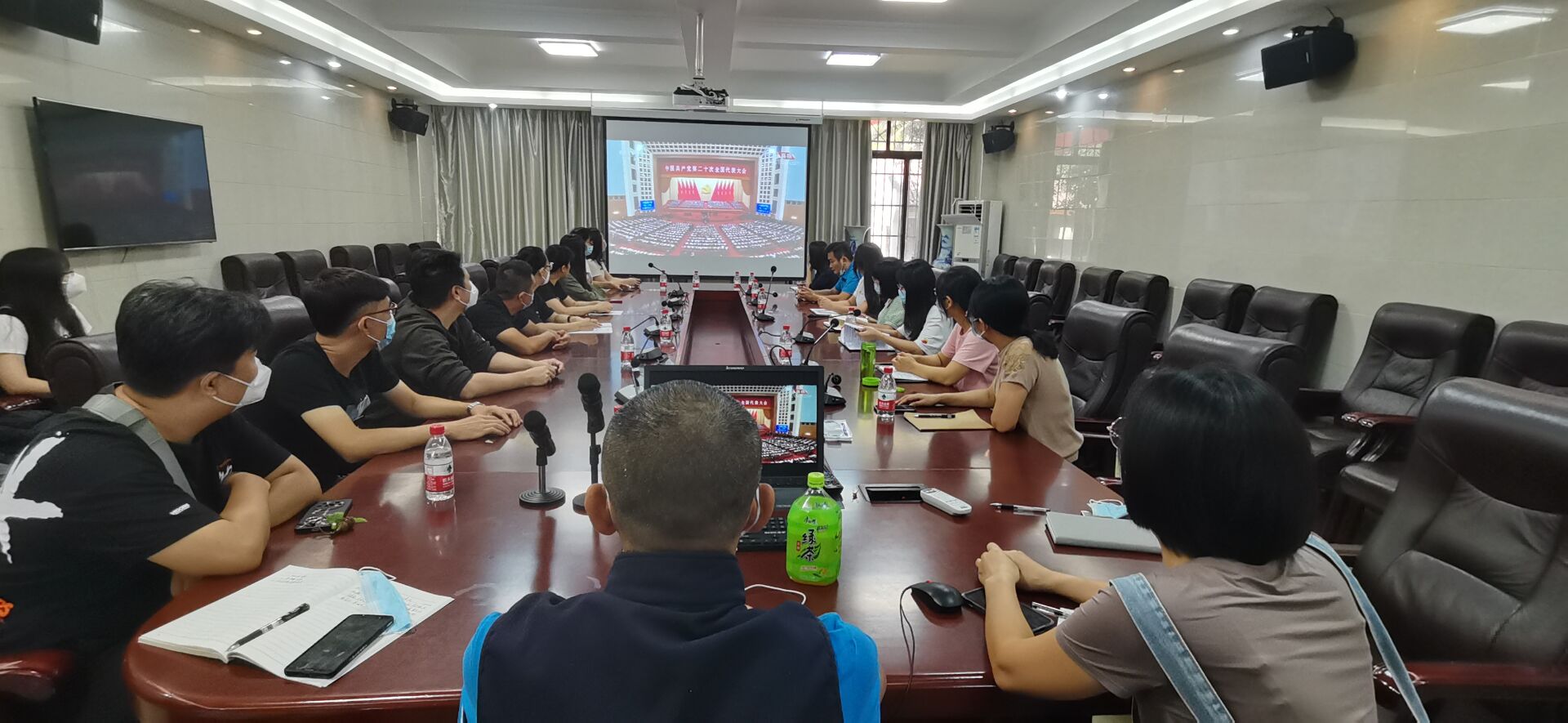 机关党委第九支部党员群众集体收看党的二十大开幕会