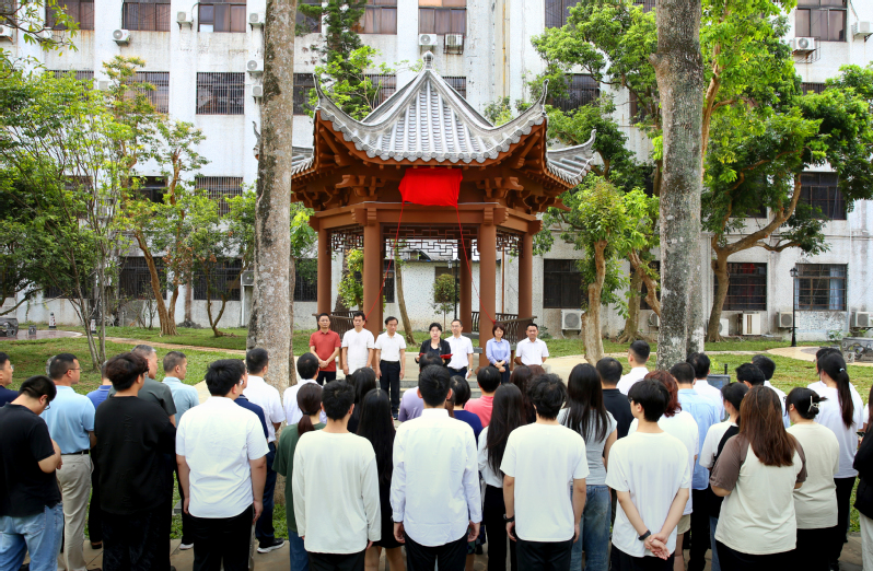 月半亭、苏轼雕像在我校落成揭牌