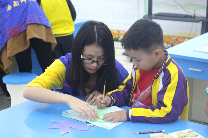 青年之声・奉献爱心，传递能量――记物理与电子工程学院琼山一小志愿活动