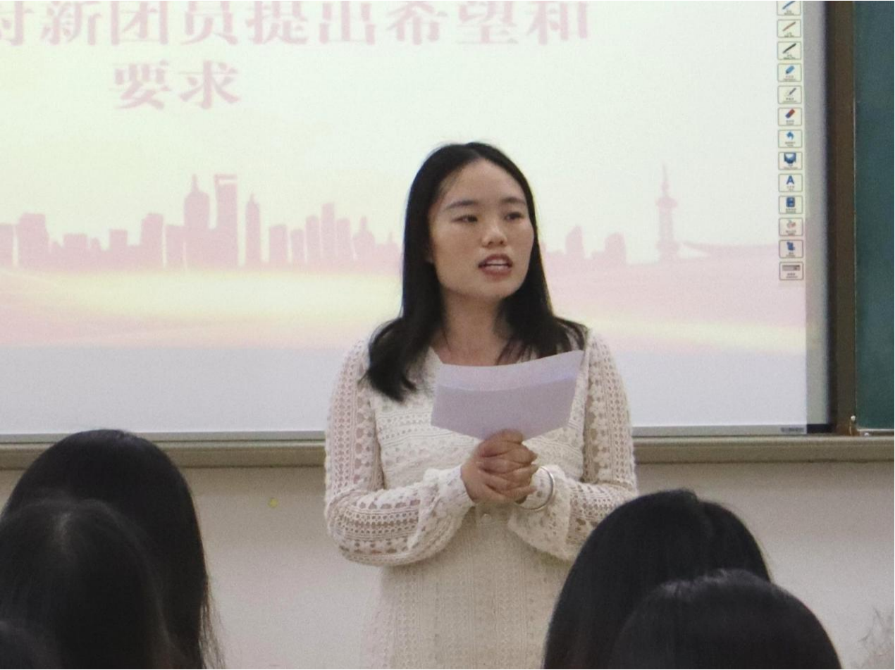 文学院举行2023-2024第一学期团课暨入团仪式