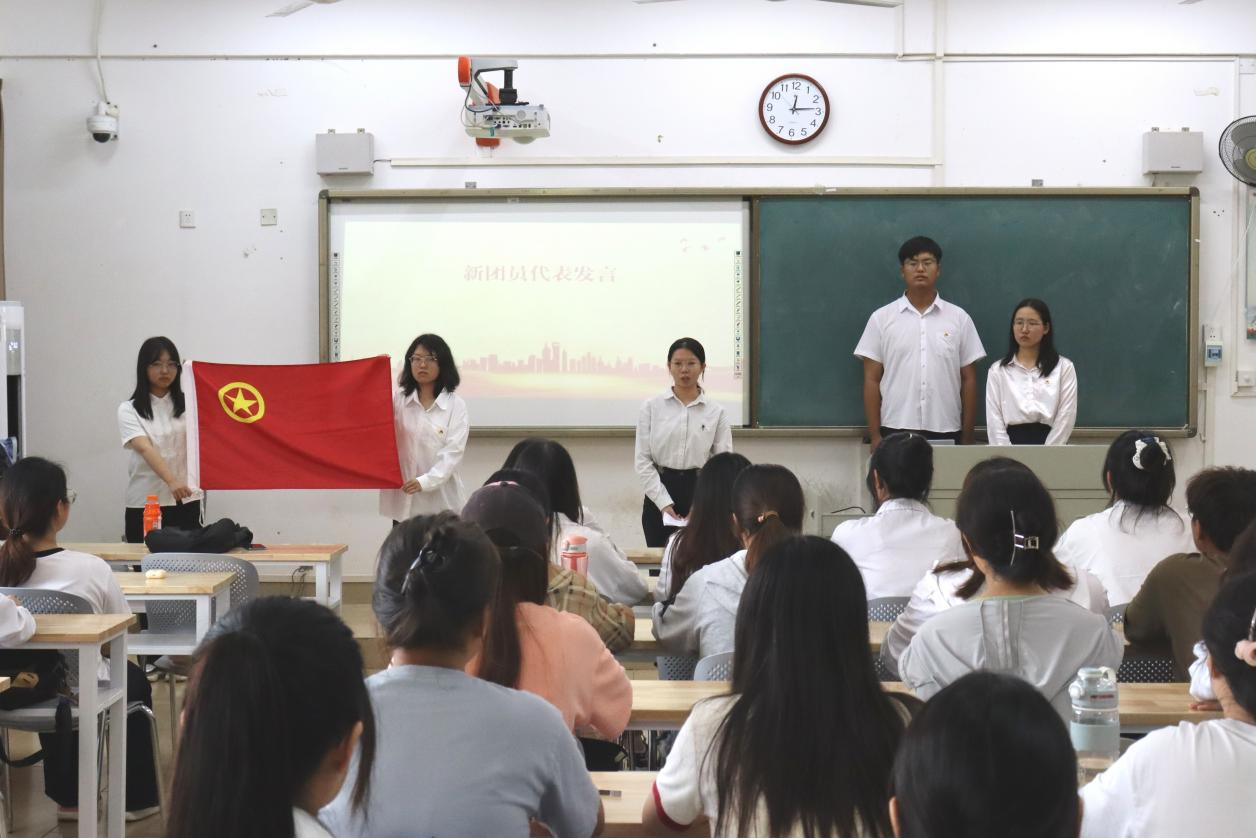 文学院举行2023-2024第一学期团课暨入团仪式