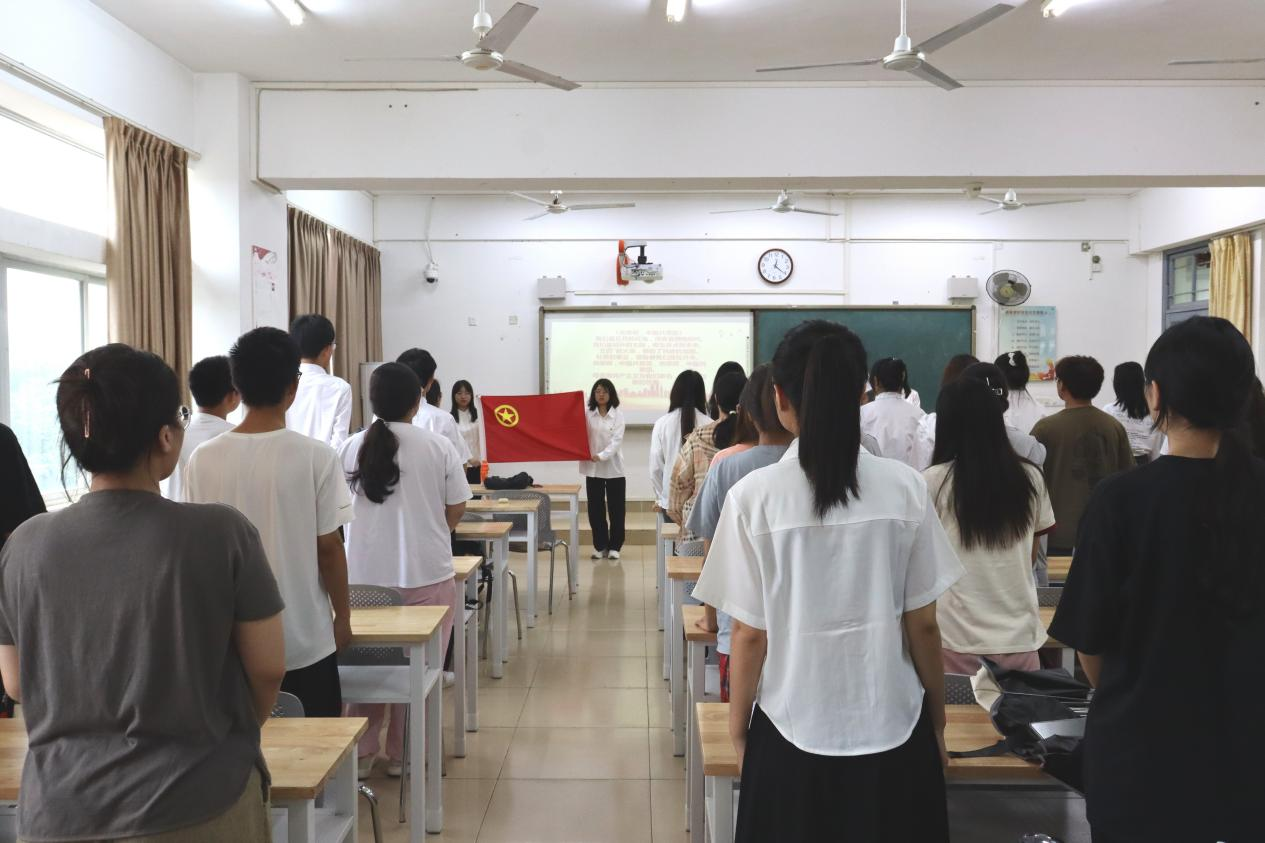 文学院举行2023-2024第一学期团课暨入团仪式