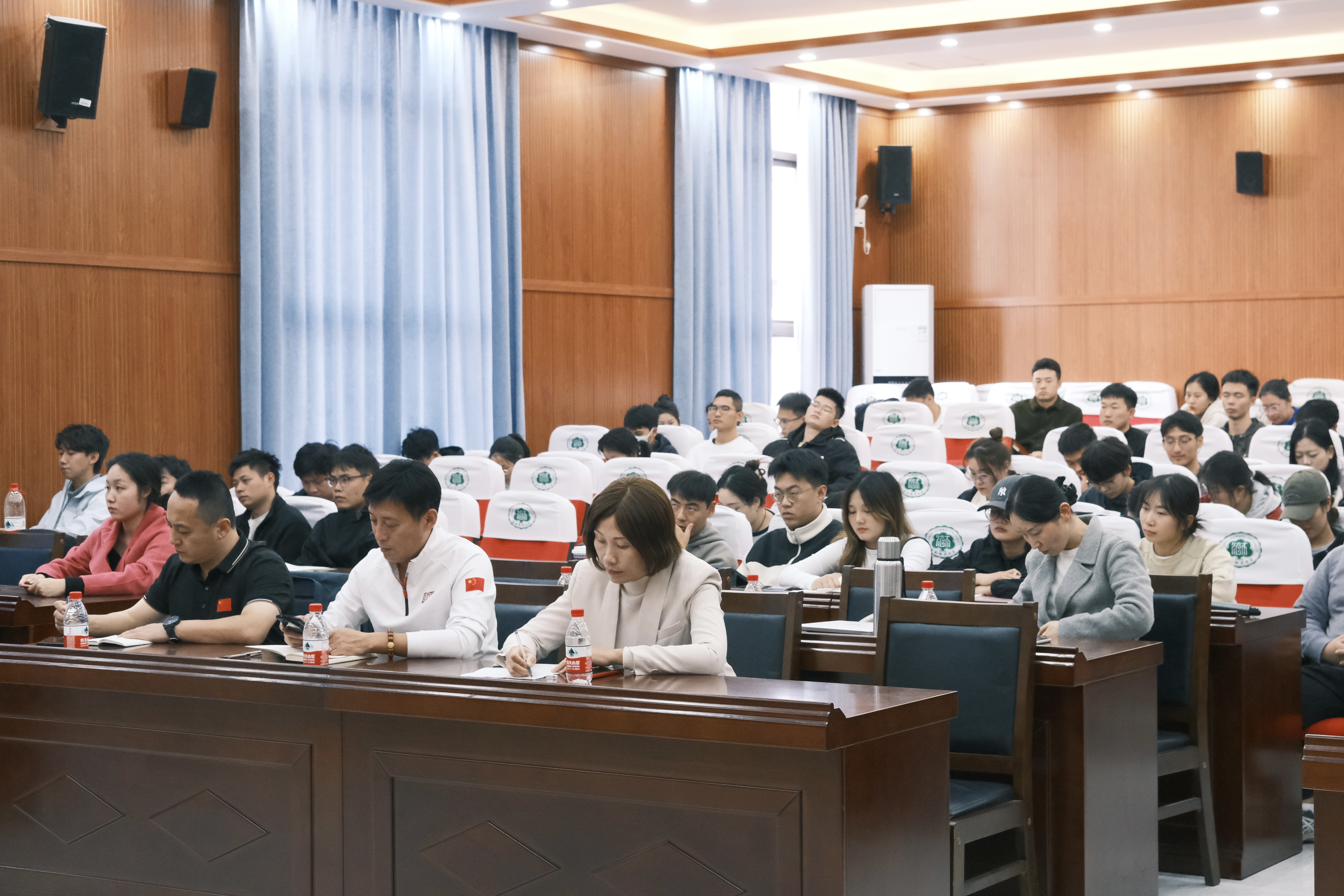 首都体育学院副院长王凯珍教授莅临我院作学术讲座