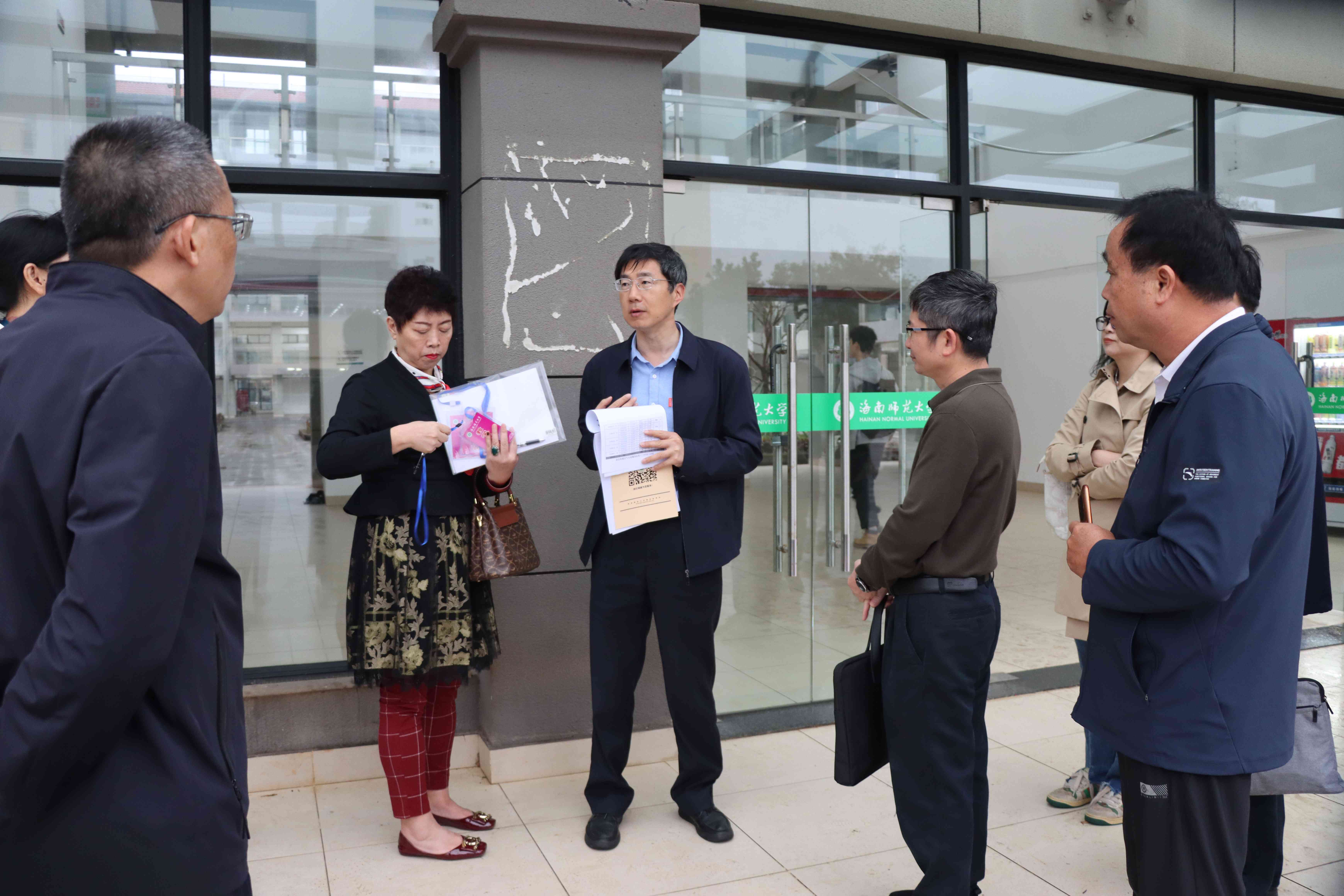 校领导检查开学工作并深入课堂听课