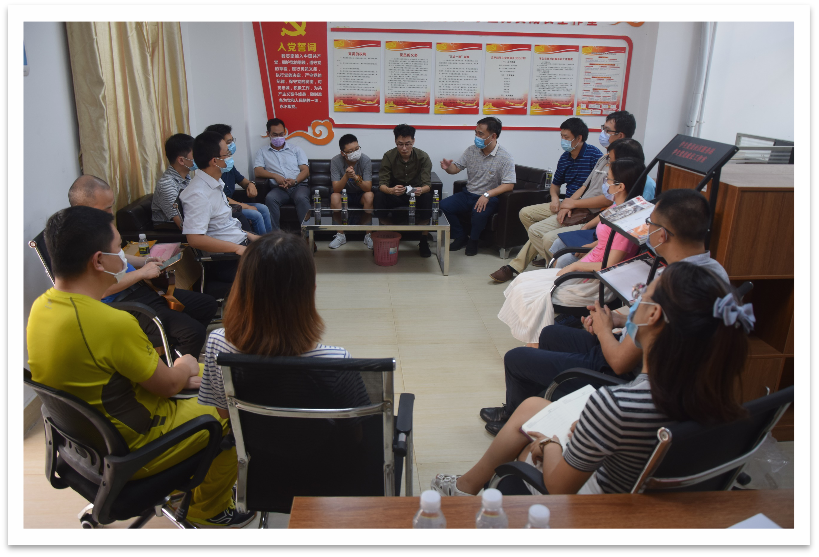 “师生交流面对面,就业帮扶心连心”――文学院开展“教师党员进宿舍促就业”主题党日活动