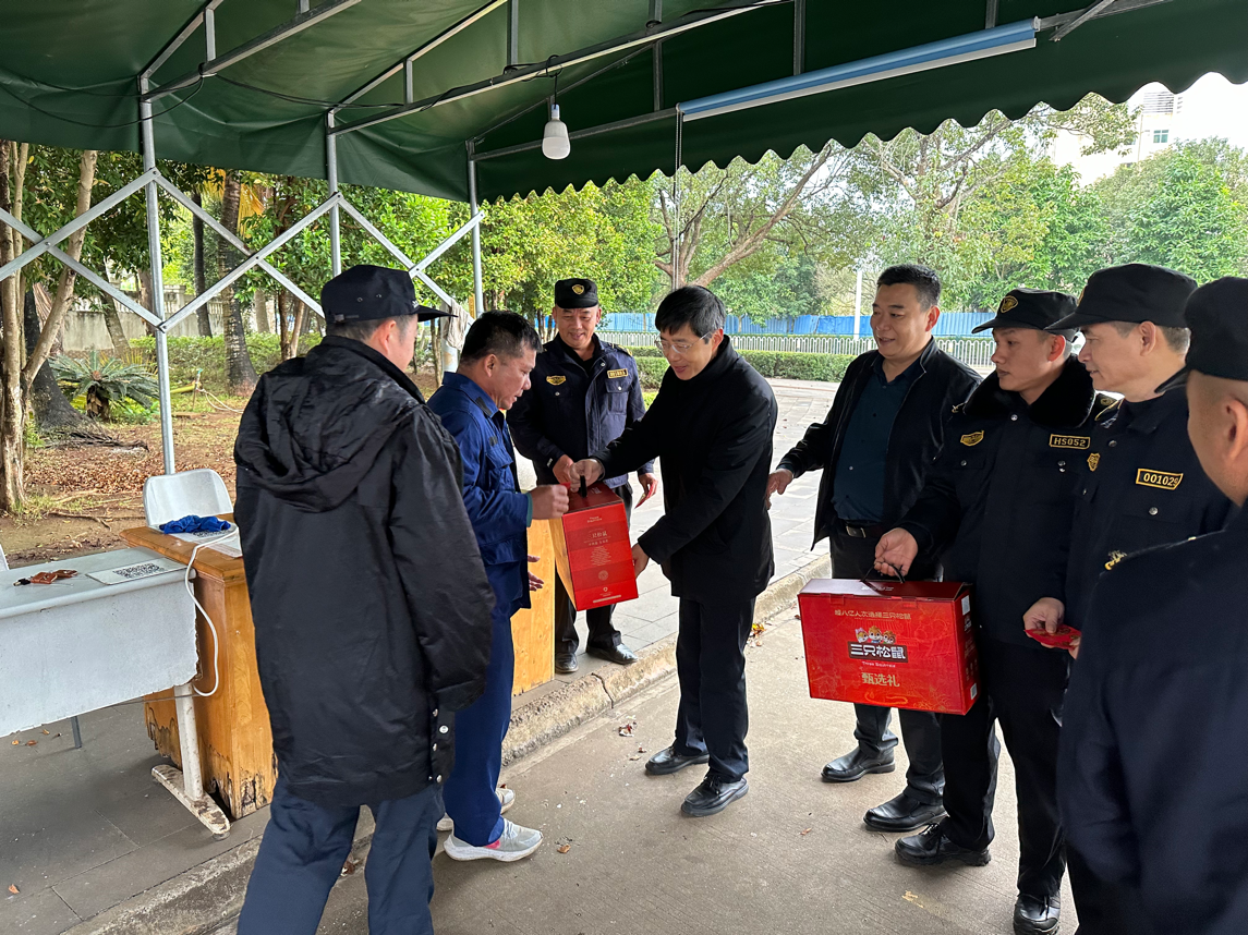 许玫、陈相松慰问春节值守教职工和留校学生