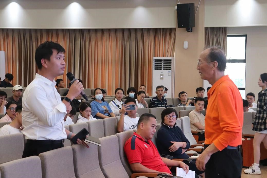 我院开展“学习思考做新时代优秀的体育教师”讲座