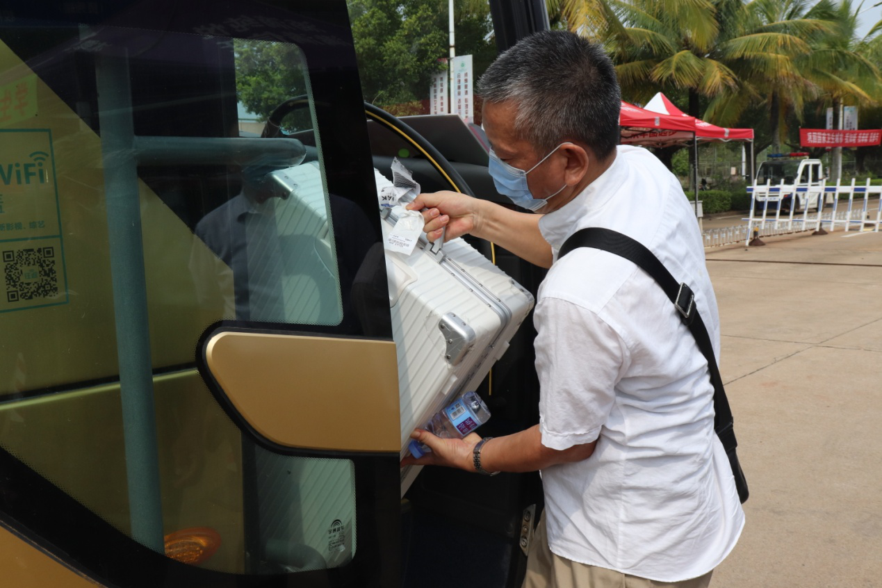 经济与管理学院院领导深入一线助力返校复学