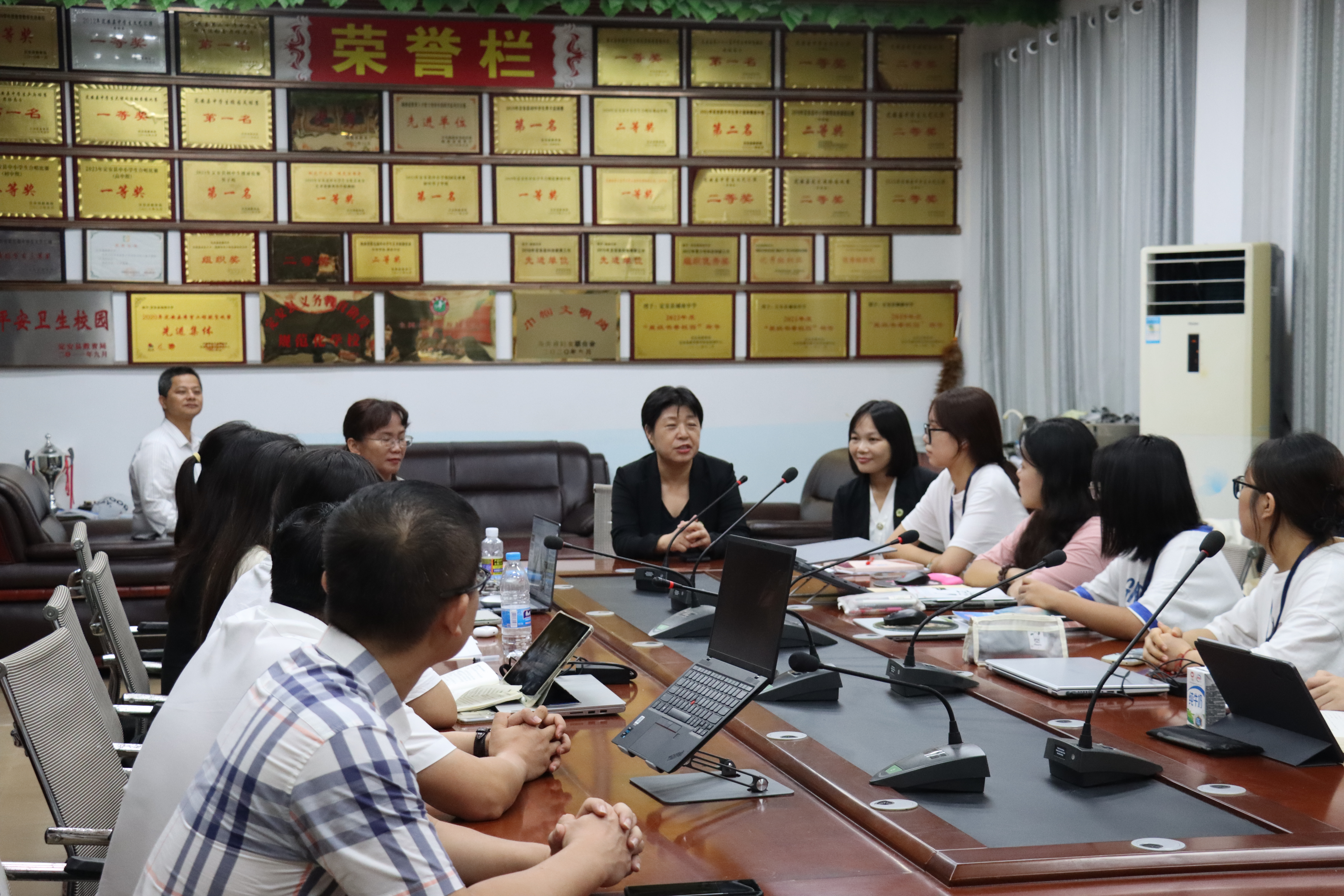 许玫一行走访慰问顶岗实习生和校友