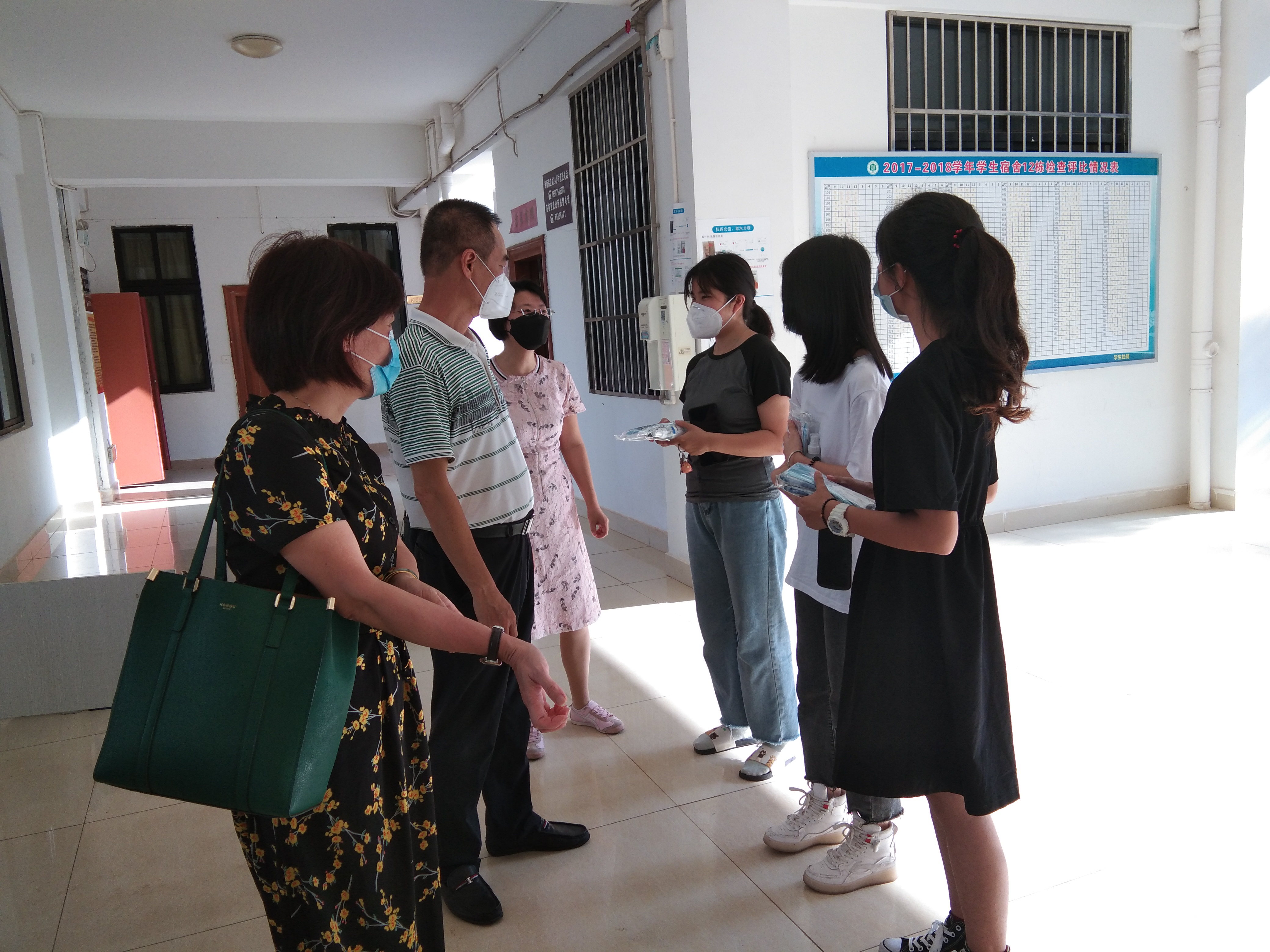 法学院走访学生宿舍,看望首批返校学子