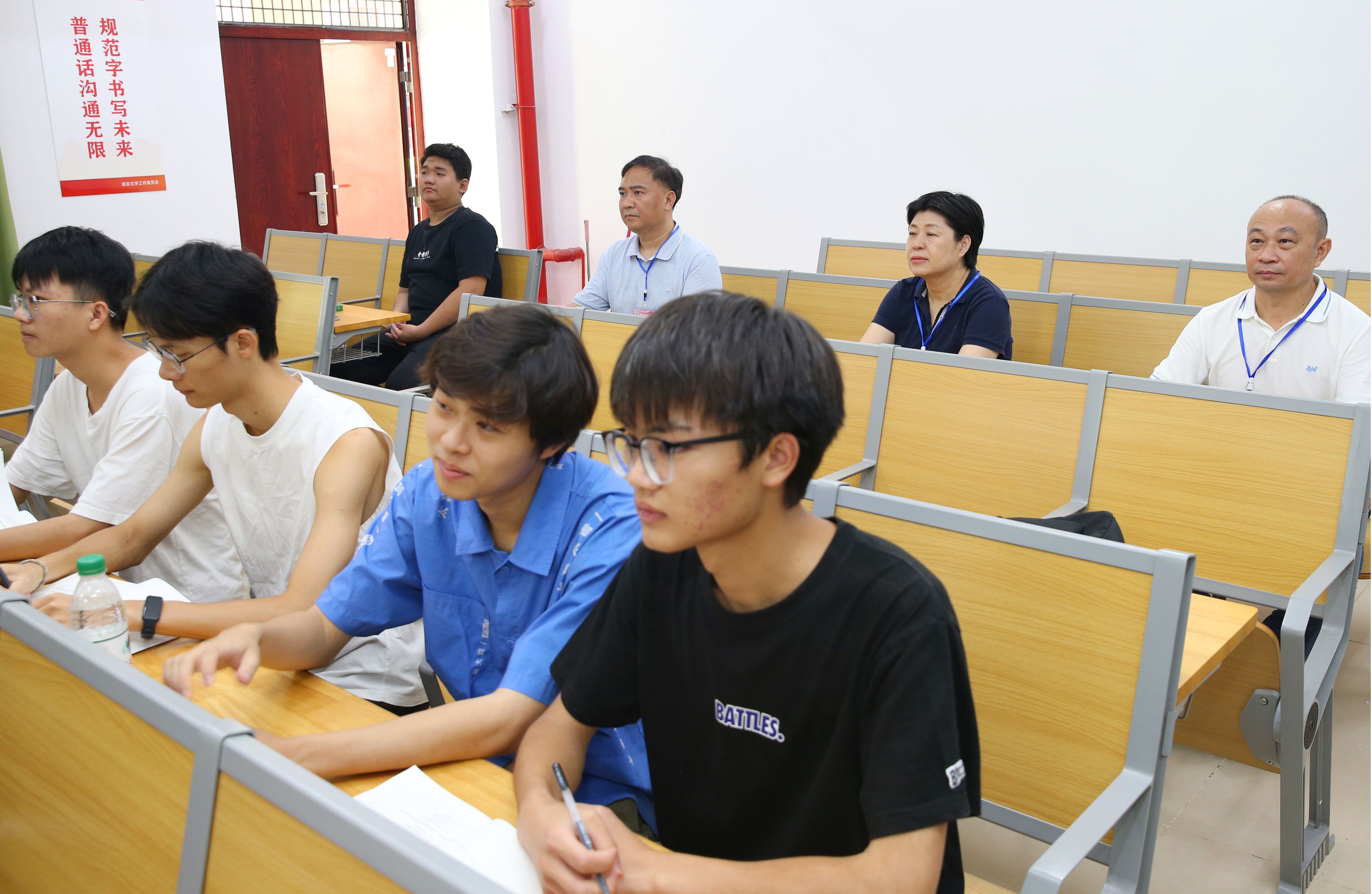 许玫书记深入课堂听课