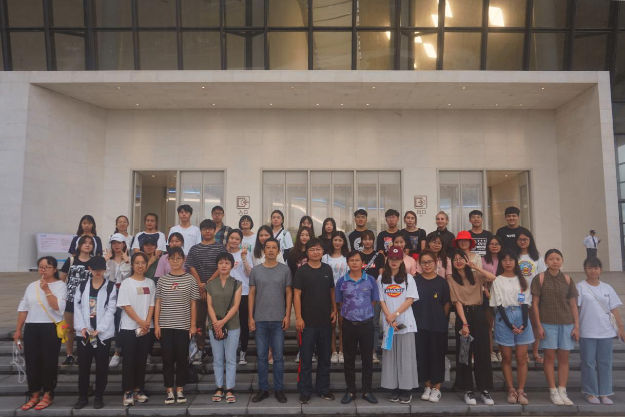 新闻传播与影视学院实践周第二天――学术报告与专业实践双管齐下