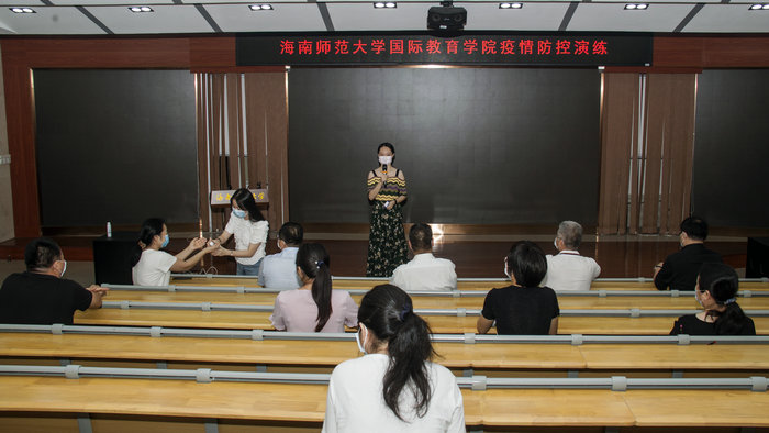 1589425757421841.jpg 全体教职工开展疫情防控演练.jpg