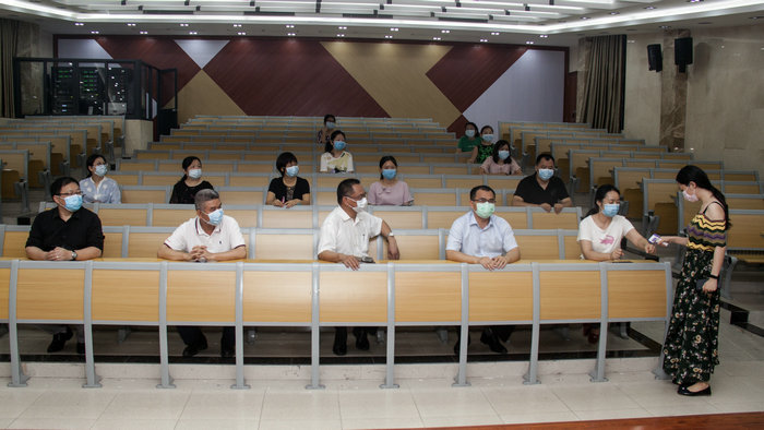 1589425745384560.jpg 全体教职工开展疫情防控演练1.jpg