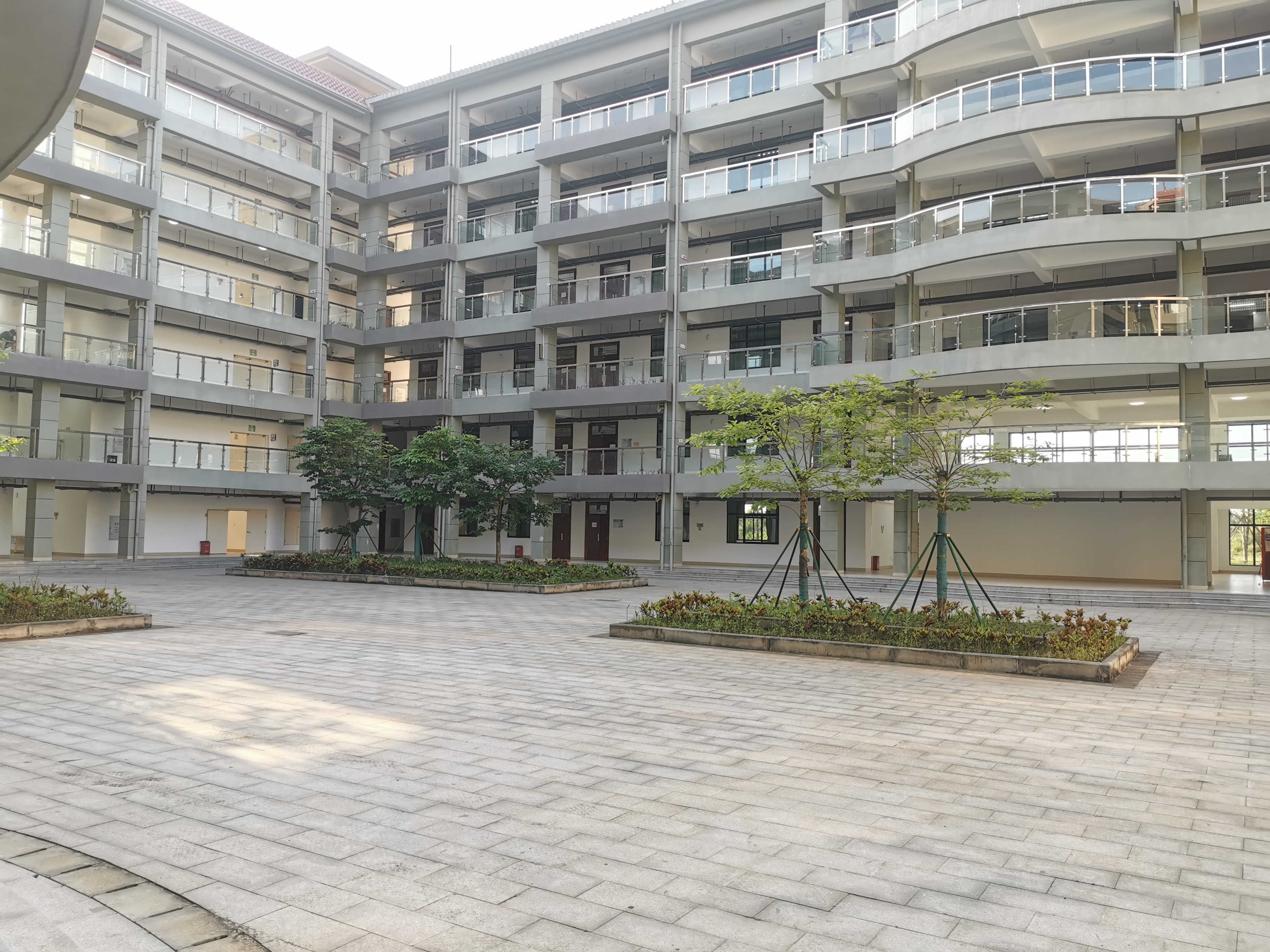 五一假期落实十大民生实事活动之教学楼全面清洁及教室桌椅改造