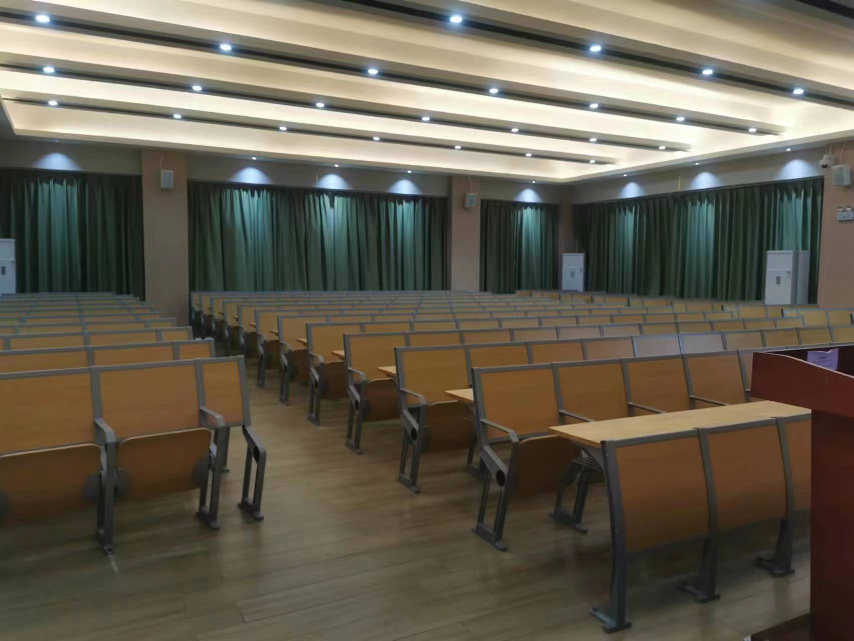 五一假期落实十大民生实事活动之教学楼全面清洁及教室桌椅改造