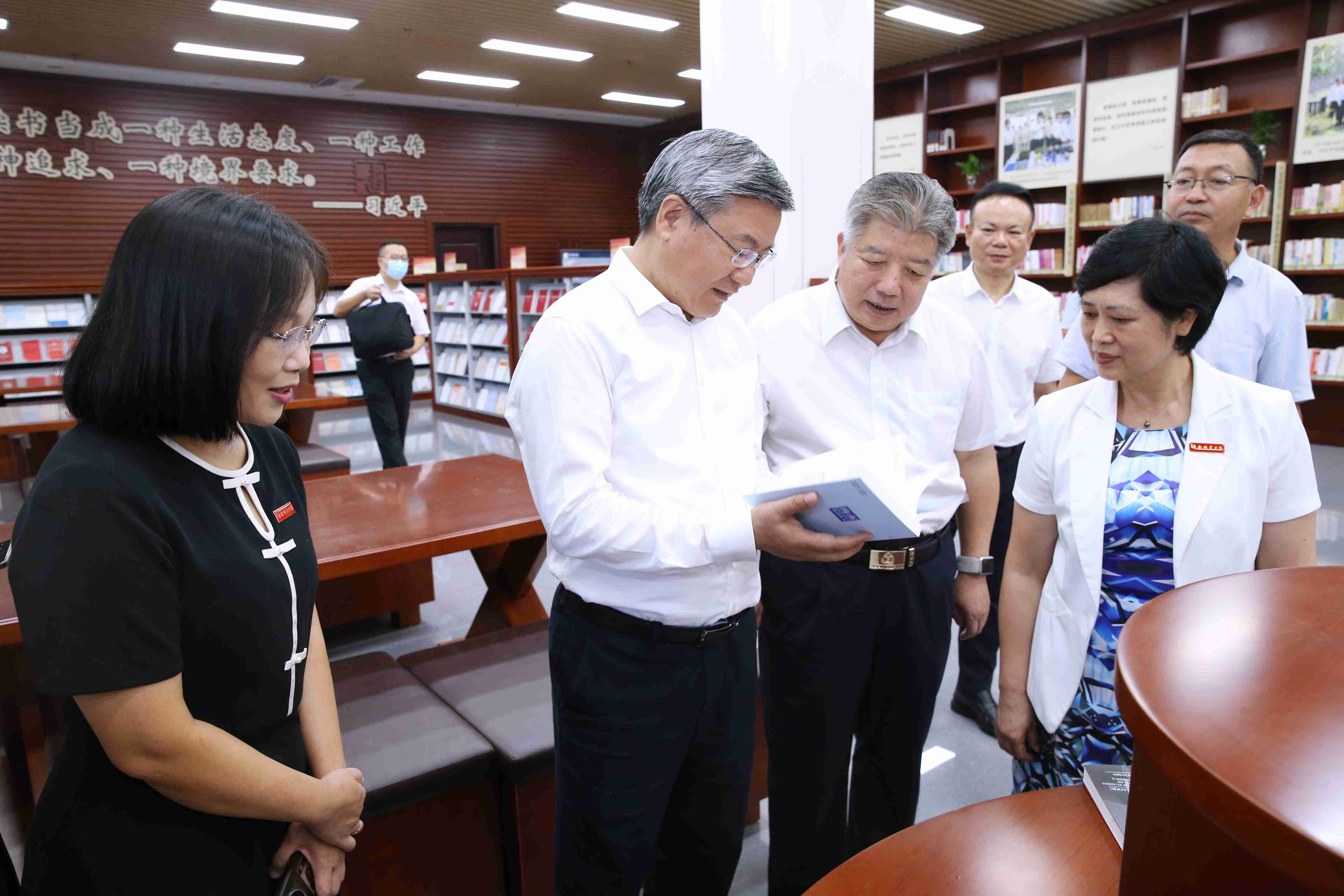 李荣灿在星空游戏官方调研时强调 突出界别特色 发挥界别优势 在政协委员联系界别群众工作中发挥示范引领作用