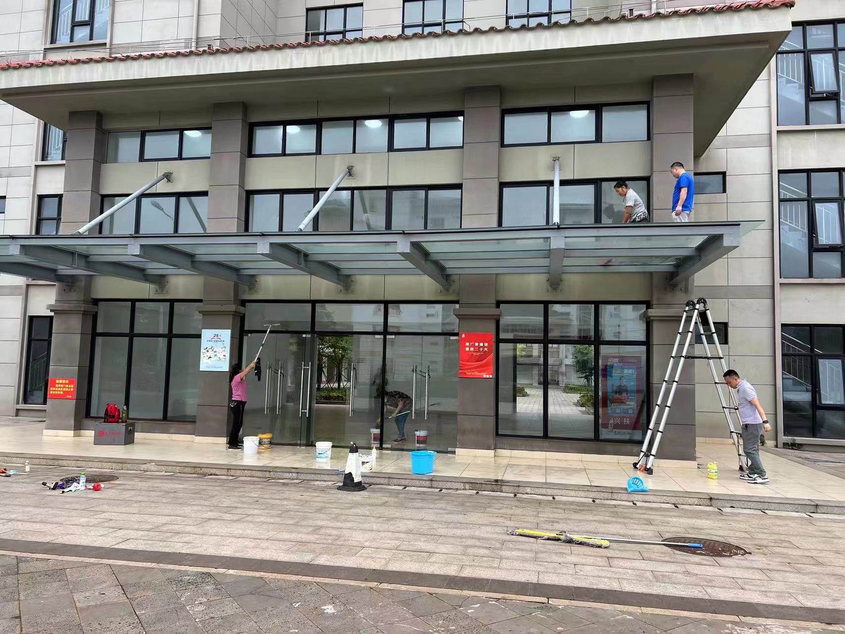 五一假期落实十大民生实事活动之教学楼全面清洁及教室桌椅改造