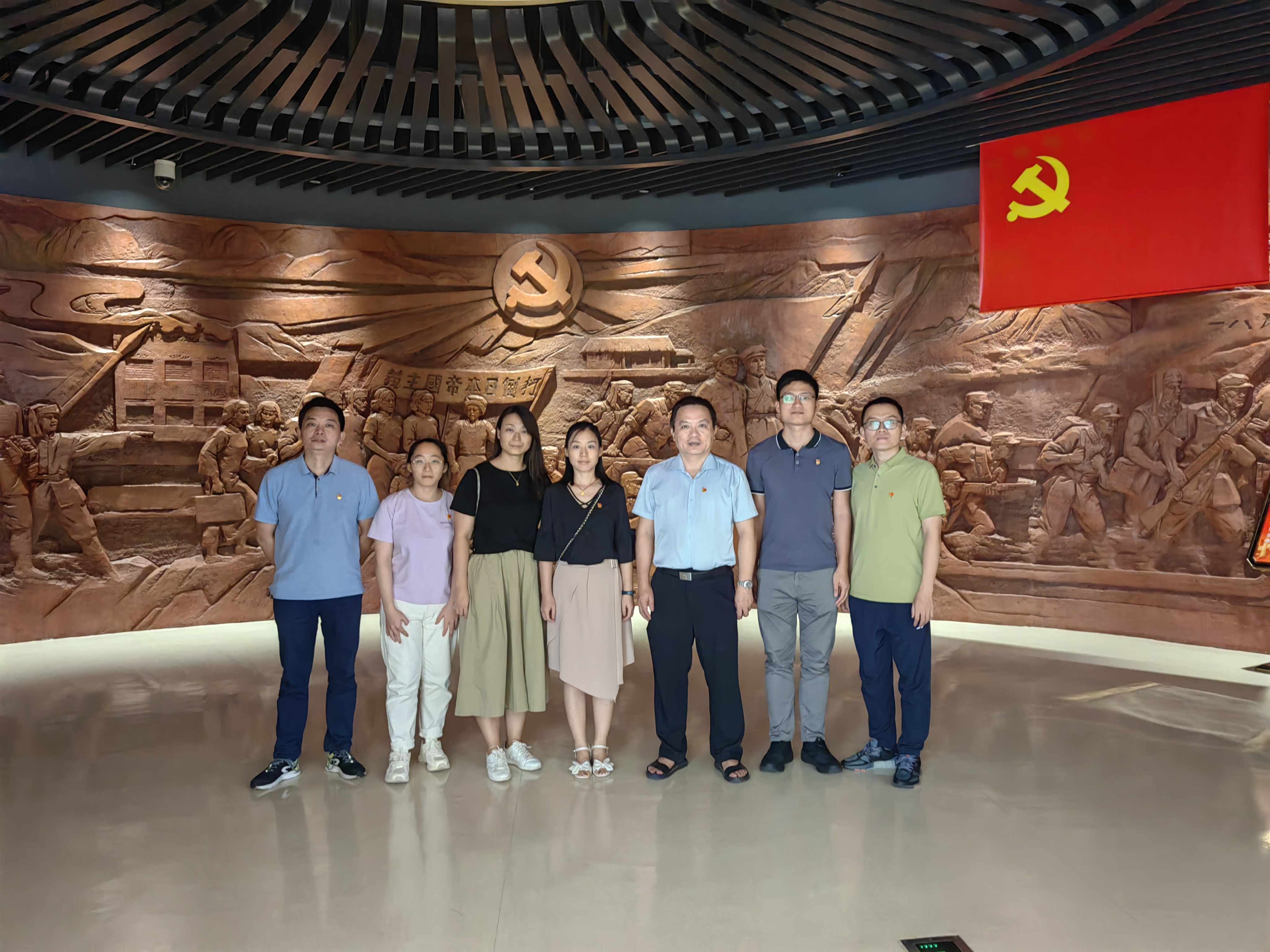 机关党委第十三支部赴省史志馆参观学习