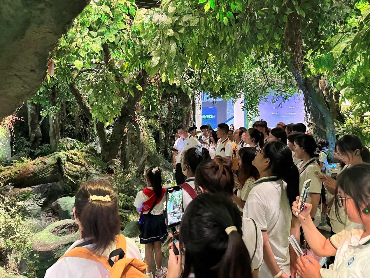 文学院组织2024级全体研究生参观省史志馆及省博物馆