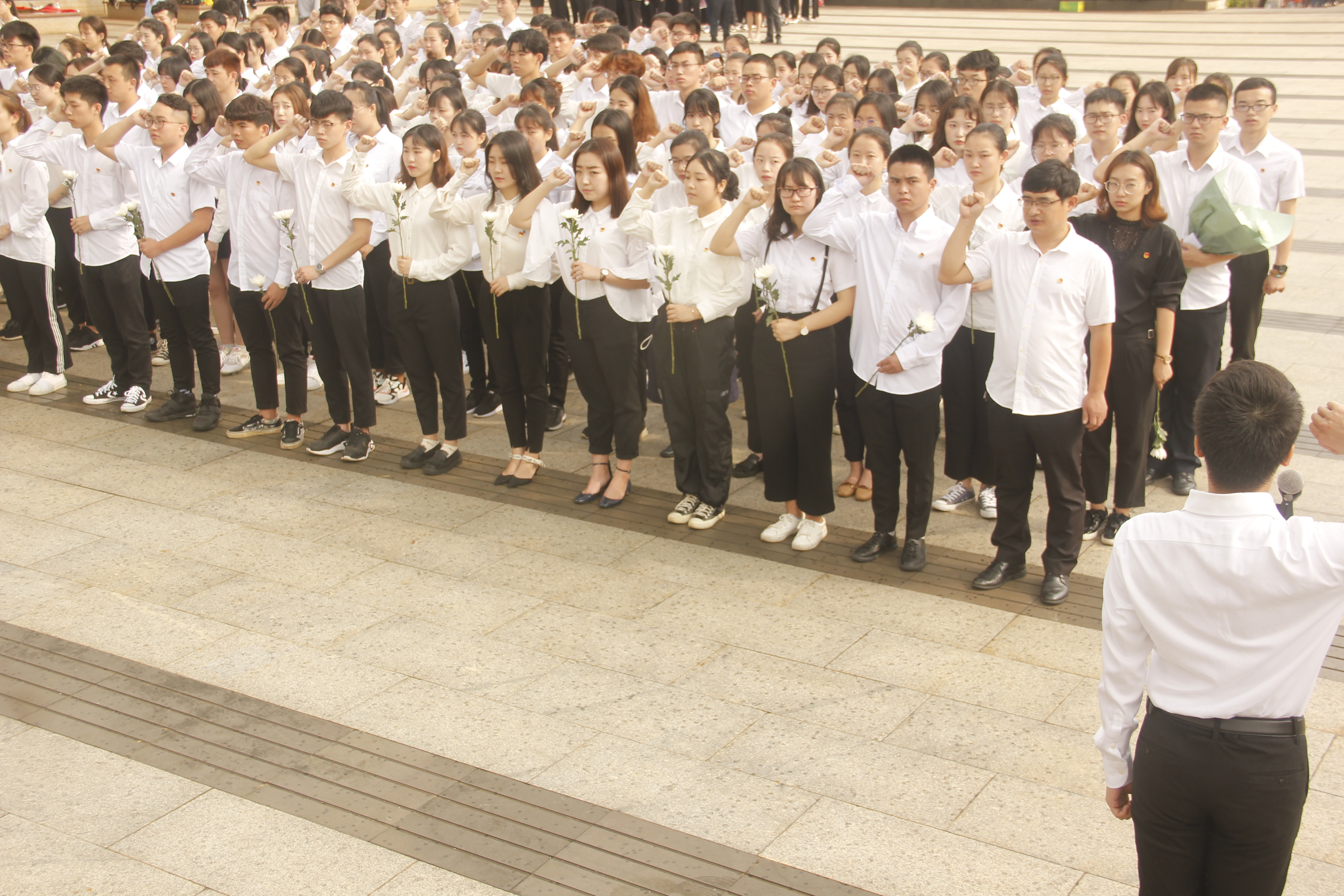 青年之声・记文学院清明节扫墓活动