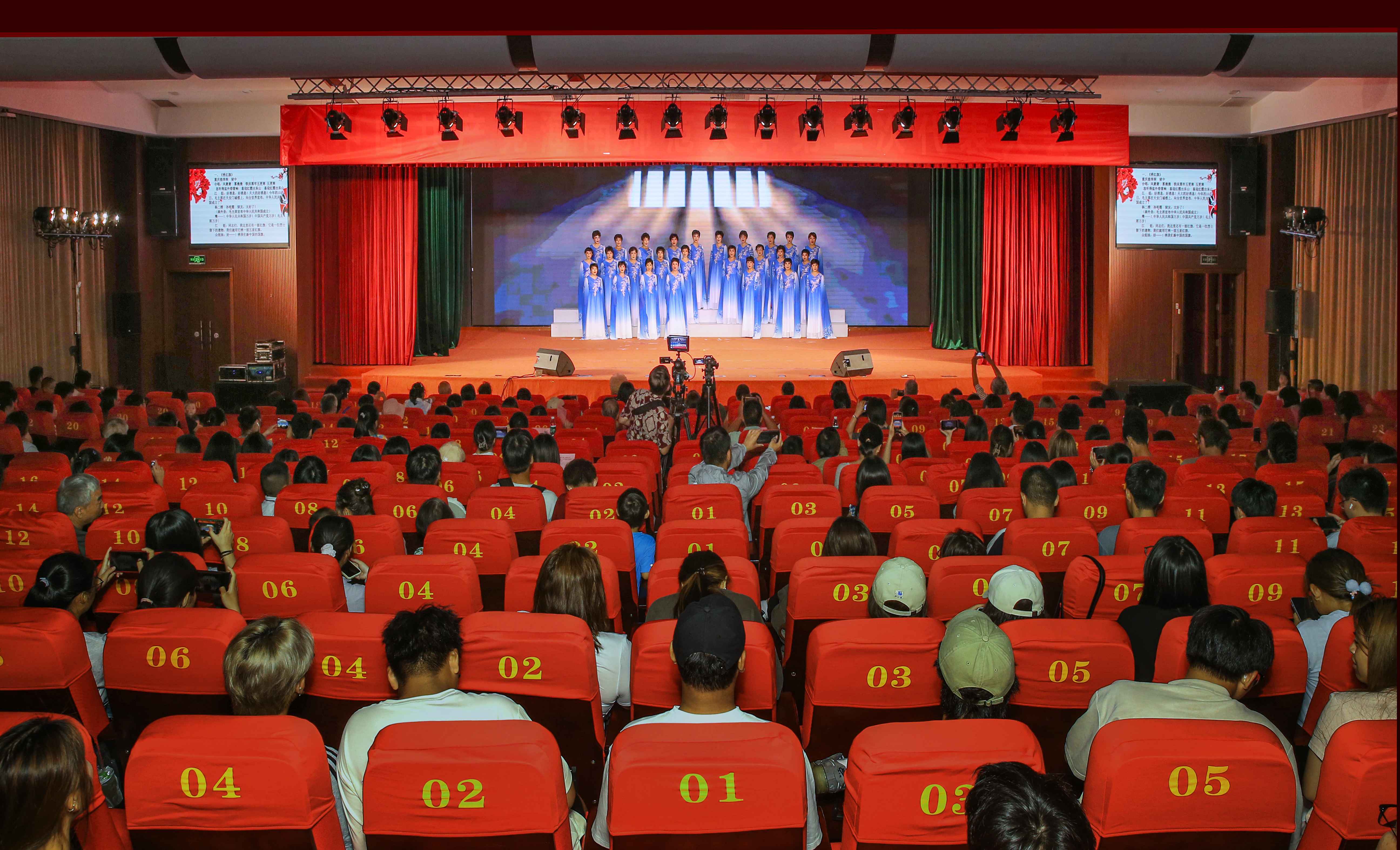 一场迎国庆京剧大戏在海师演出