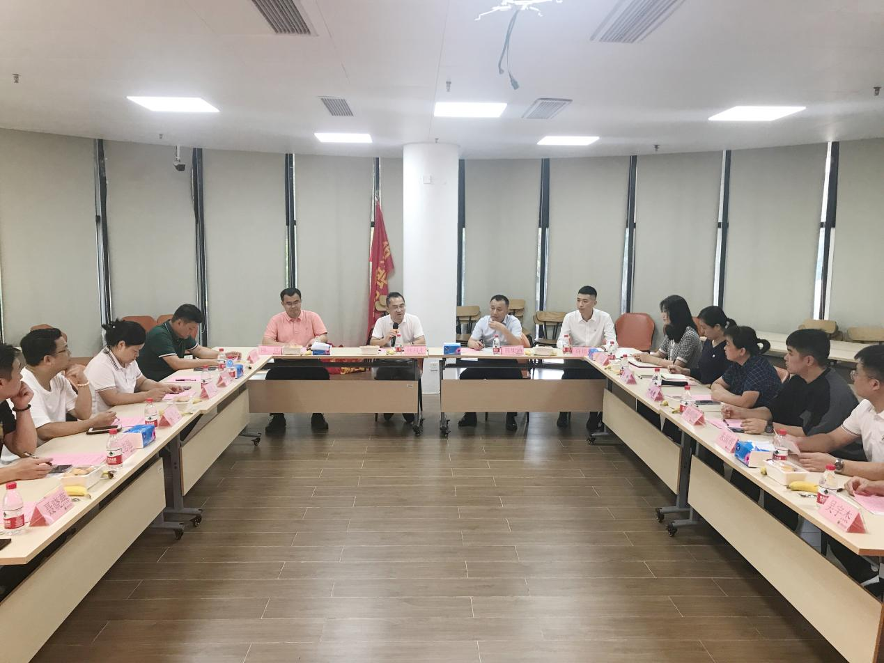 学院召开优秀校友代表座谈会