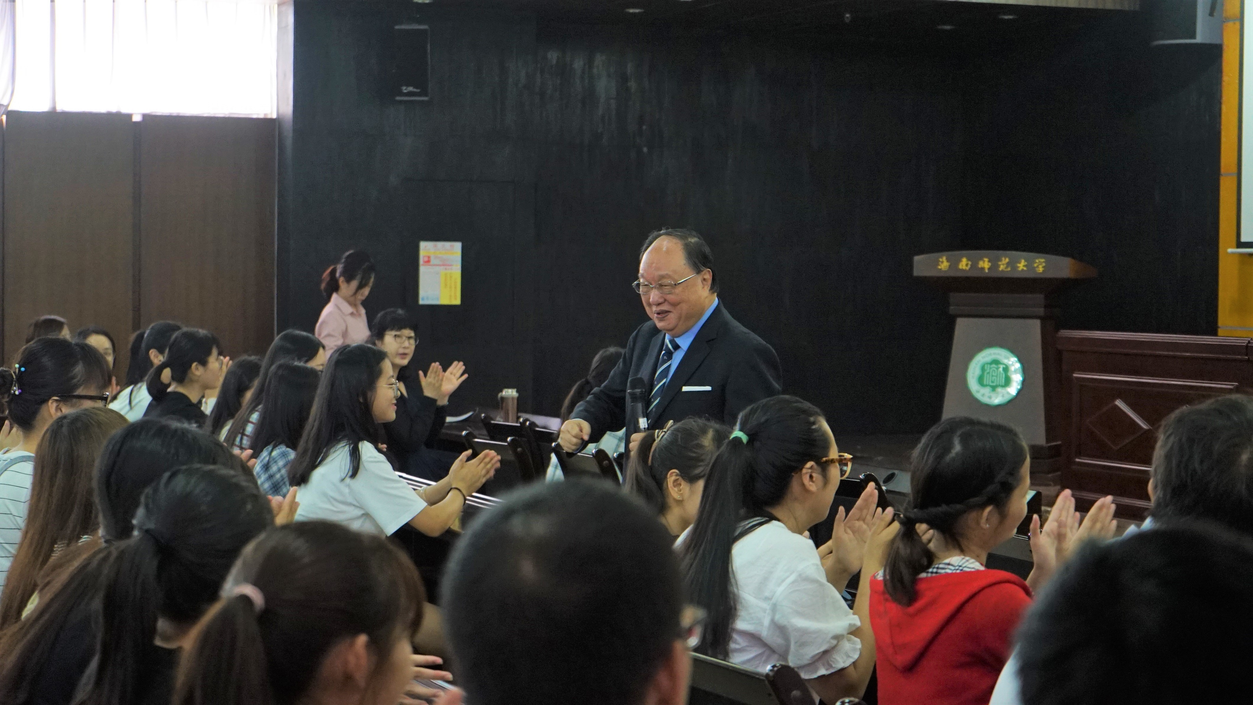 我校举办“精品在线开放课程”名师专题讲座