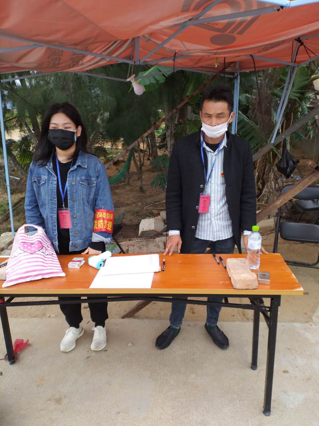 抗疫一线 党旗飘扬――法学院学生党员在行动