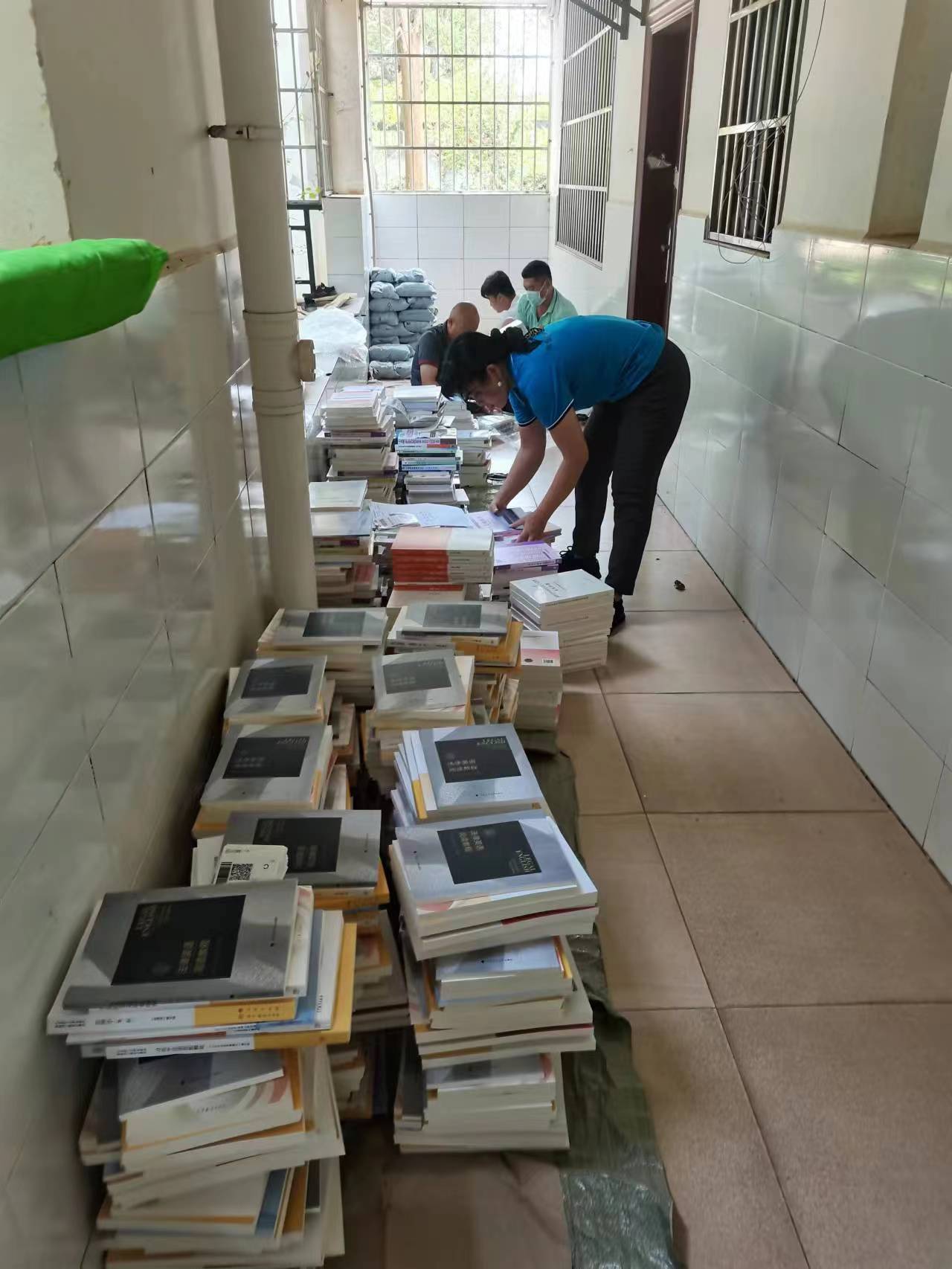 教材邮寄到家,助力线上教学--教务处组织邮寄教材服务学生