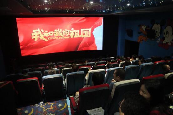 美术学院党委组织师生党员共同观看《我和我的祖国》