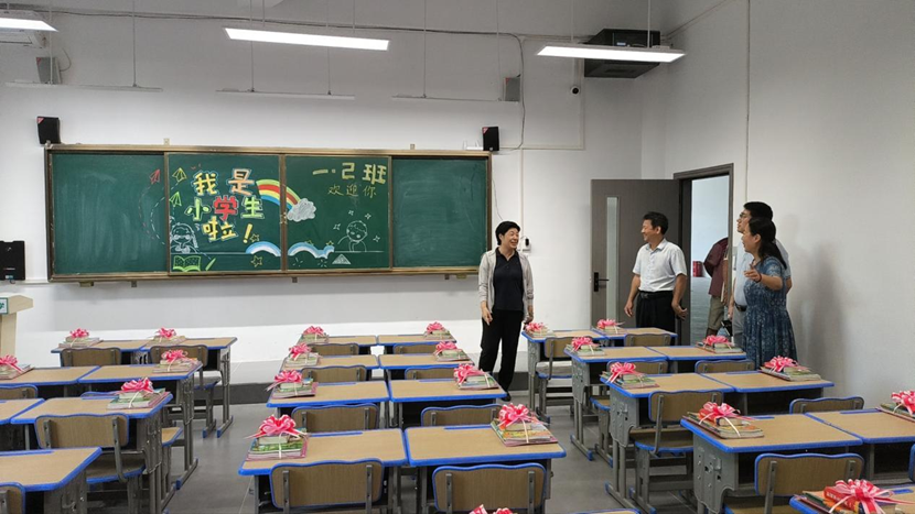 星空游戏官方党委书记许玫一行到附属小学检查指导开学工作