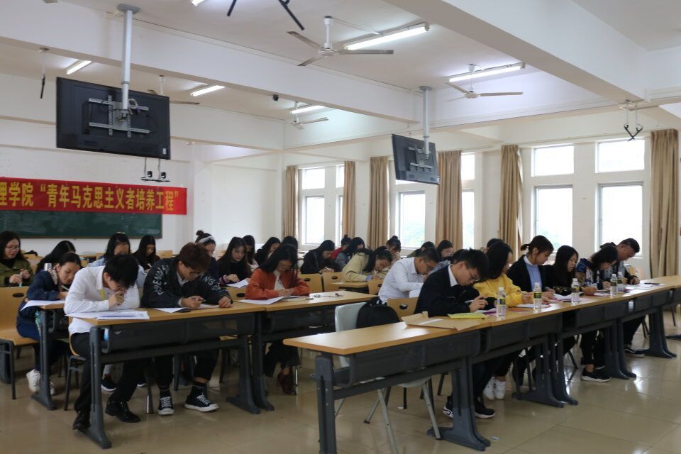 青年之声・教育与心理学院开展“勇当先锋，做好表率”理论培训班