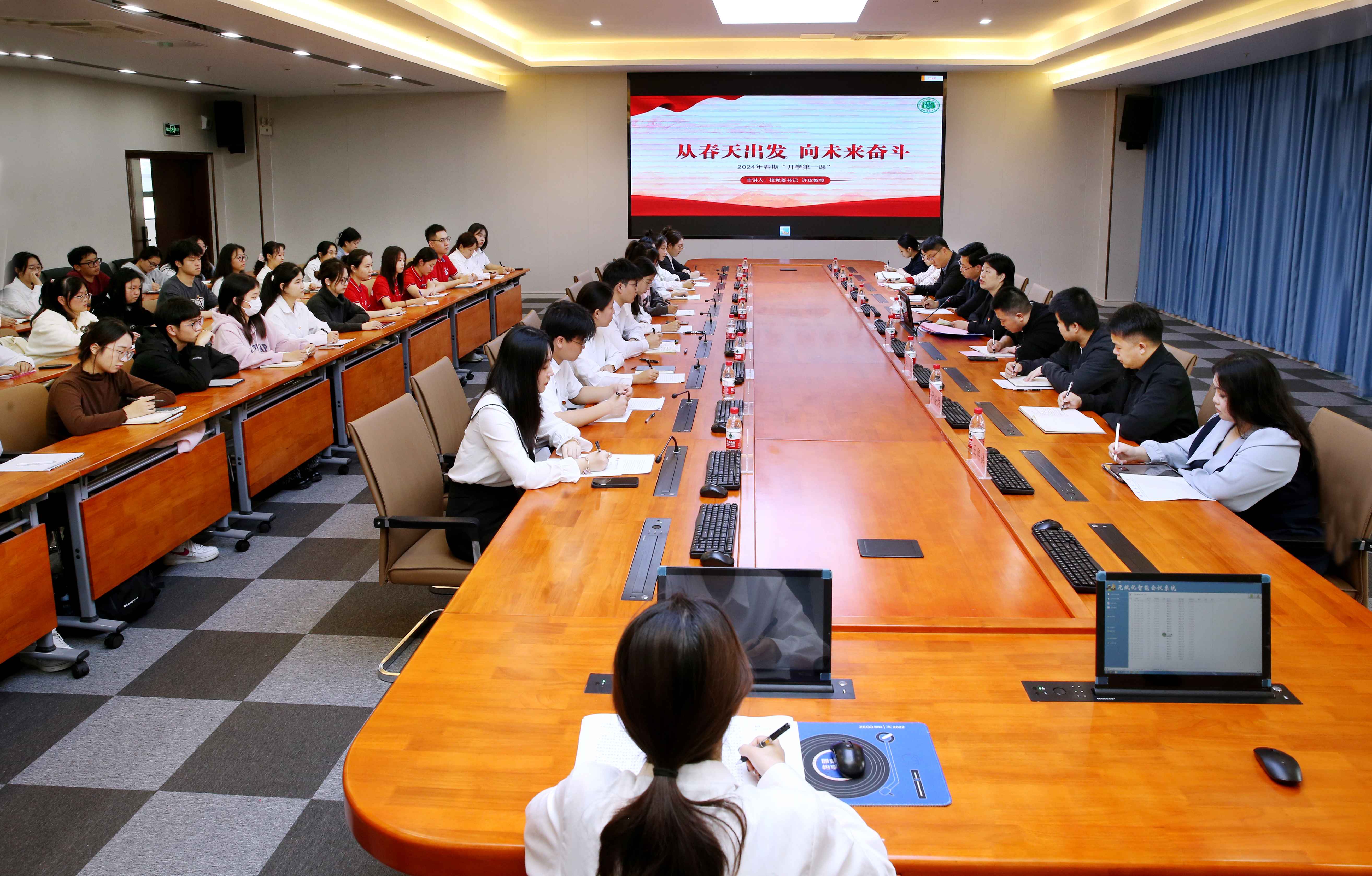 许玫为学生干部讲授“开学第一课”