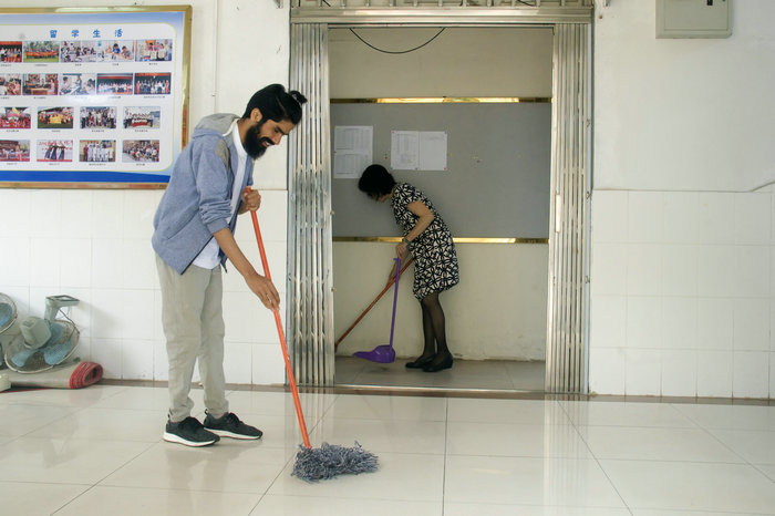 1521103470441807.jpg 国际学生参与卫生大扫除活动1.jpg