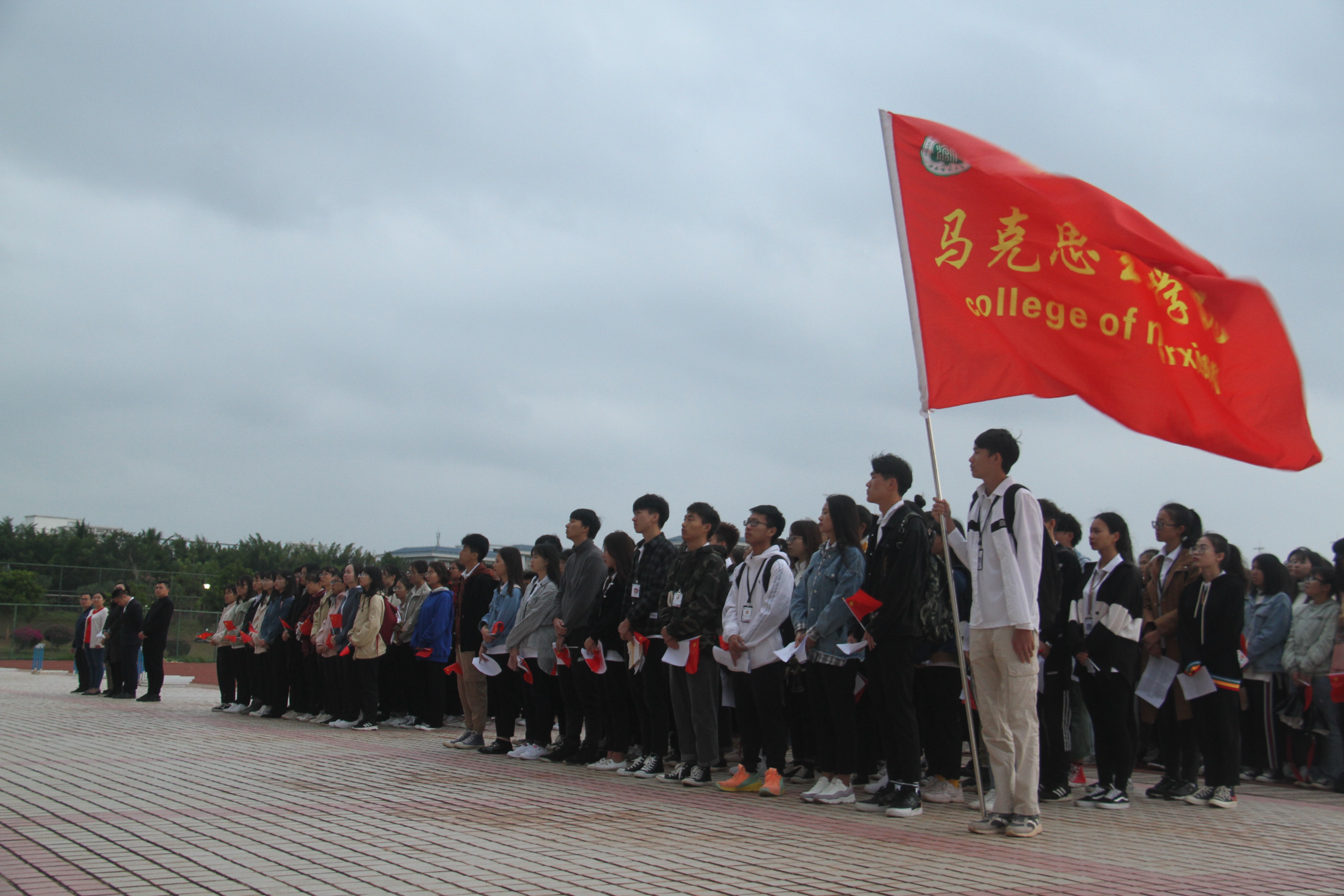 青年之声・勿忘一二九 共筑中国强――记马克思主义学院文学院共同举办主题升旗仪式