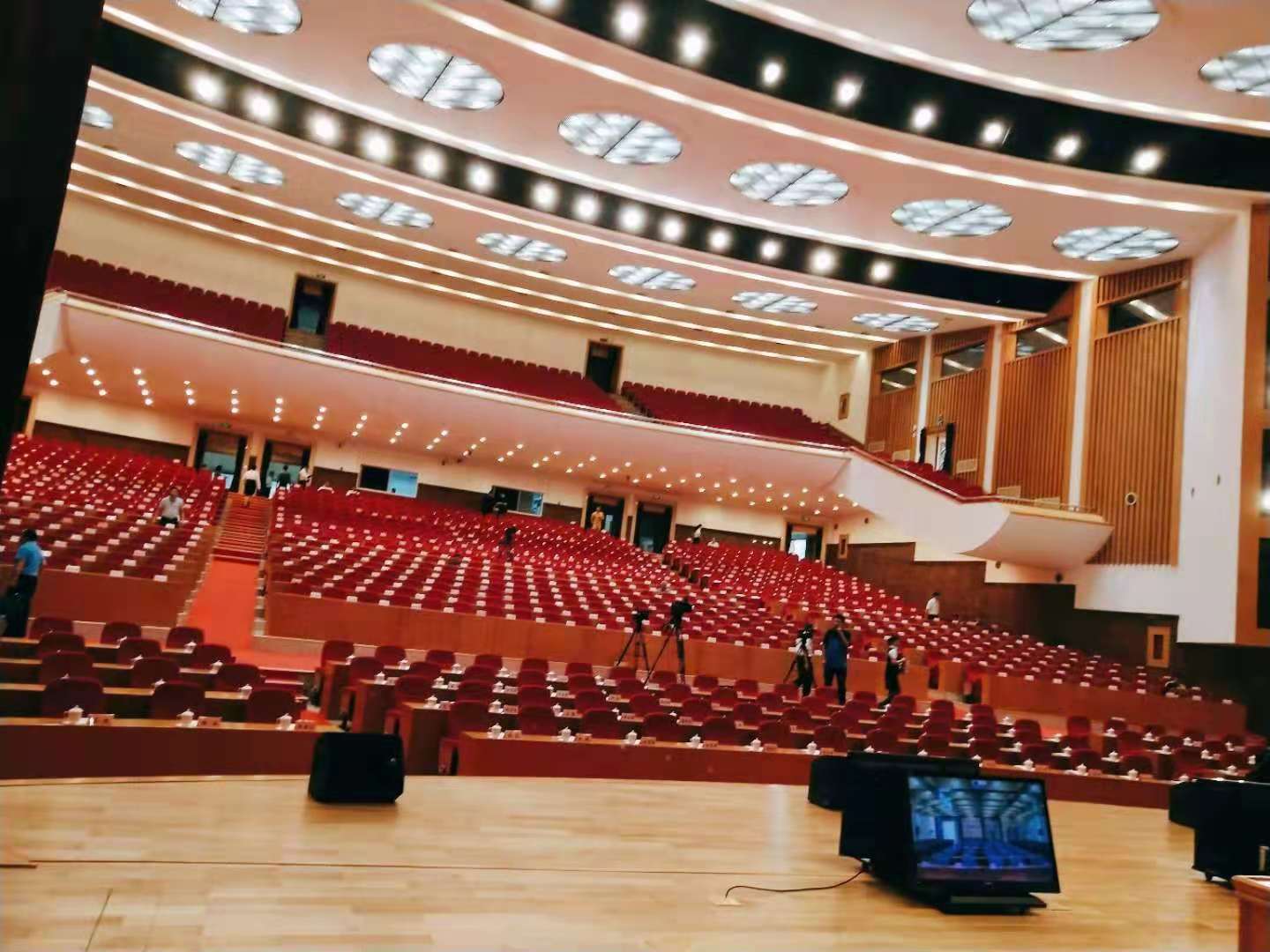 青年之声・音乐学院礼仪队参加在海口举办的全国脱贫攻坚先进事迹报告会